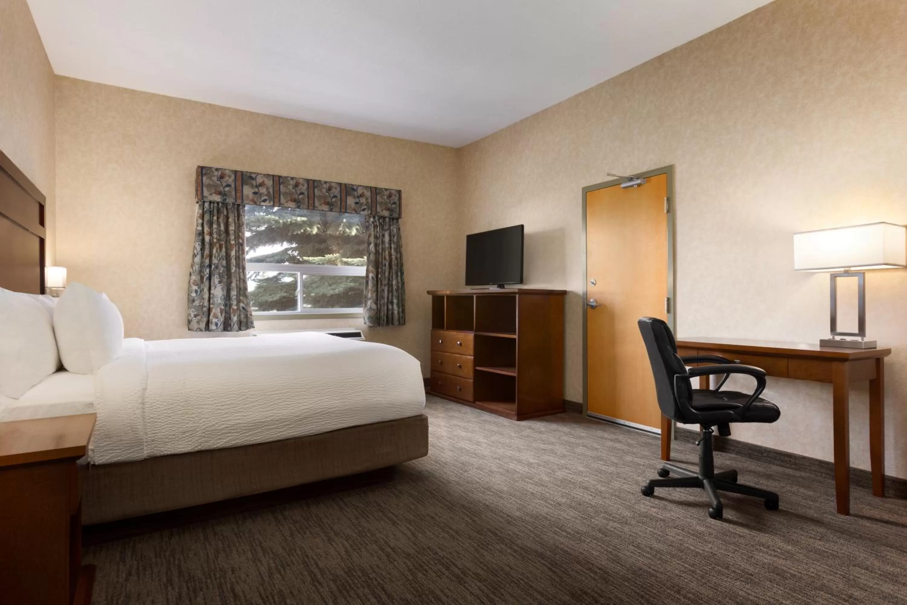 King Room - Disability Access/Non-Smoking in Days Inn & Suites by Wyndham Brooks