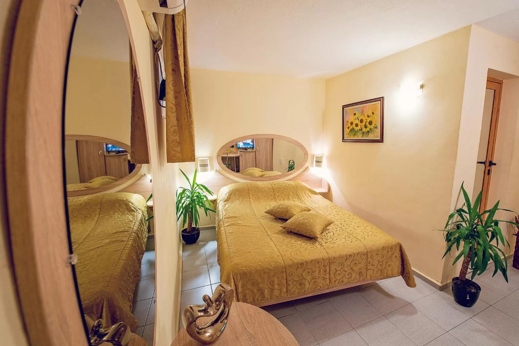 Double Room - single occupancy - Basement in Hotel Color