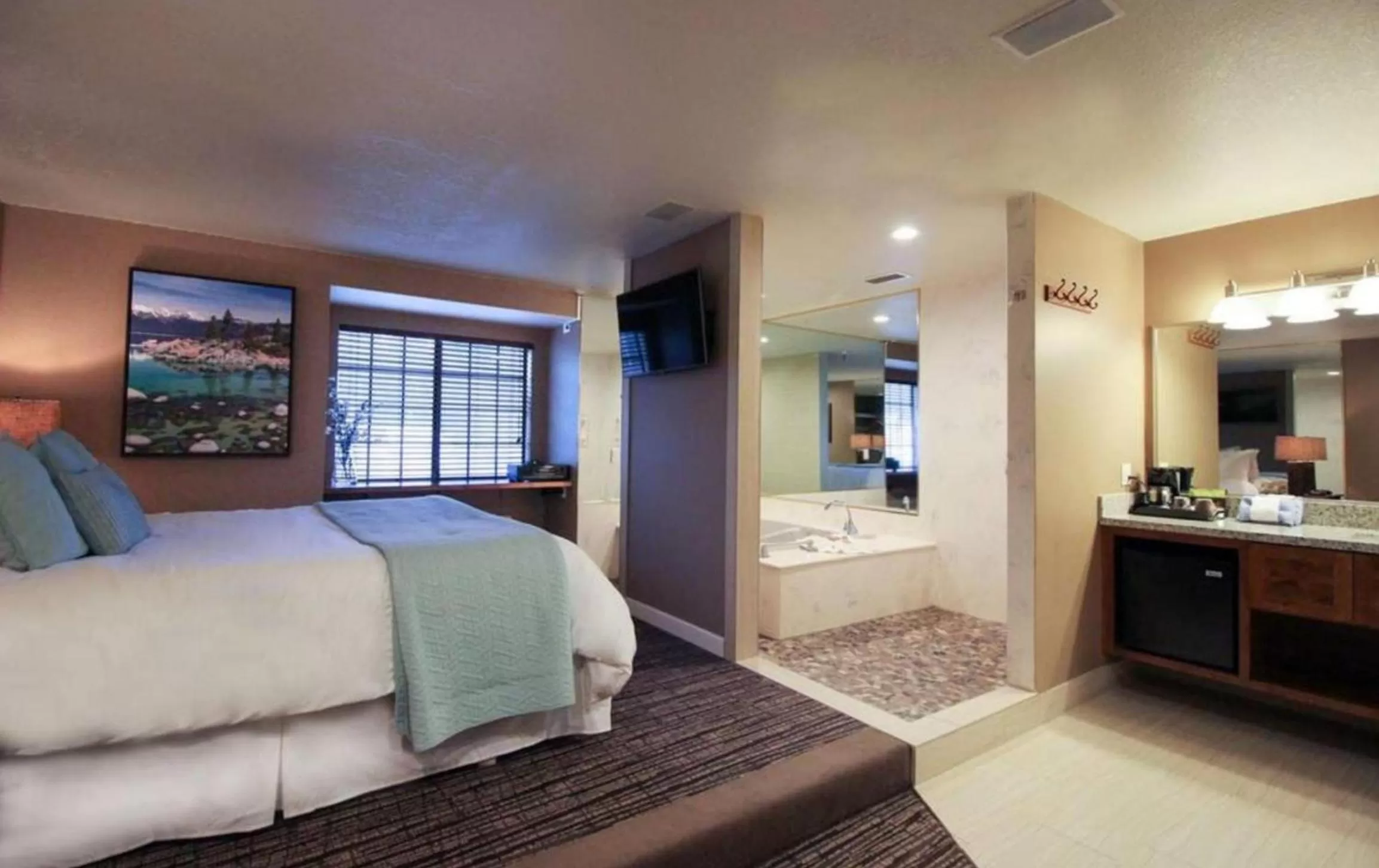 Deluxe Spa King in Postmarc Hotel and Spa Suites