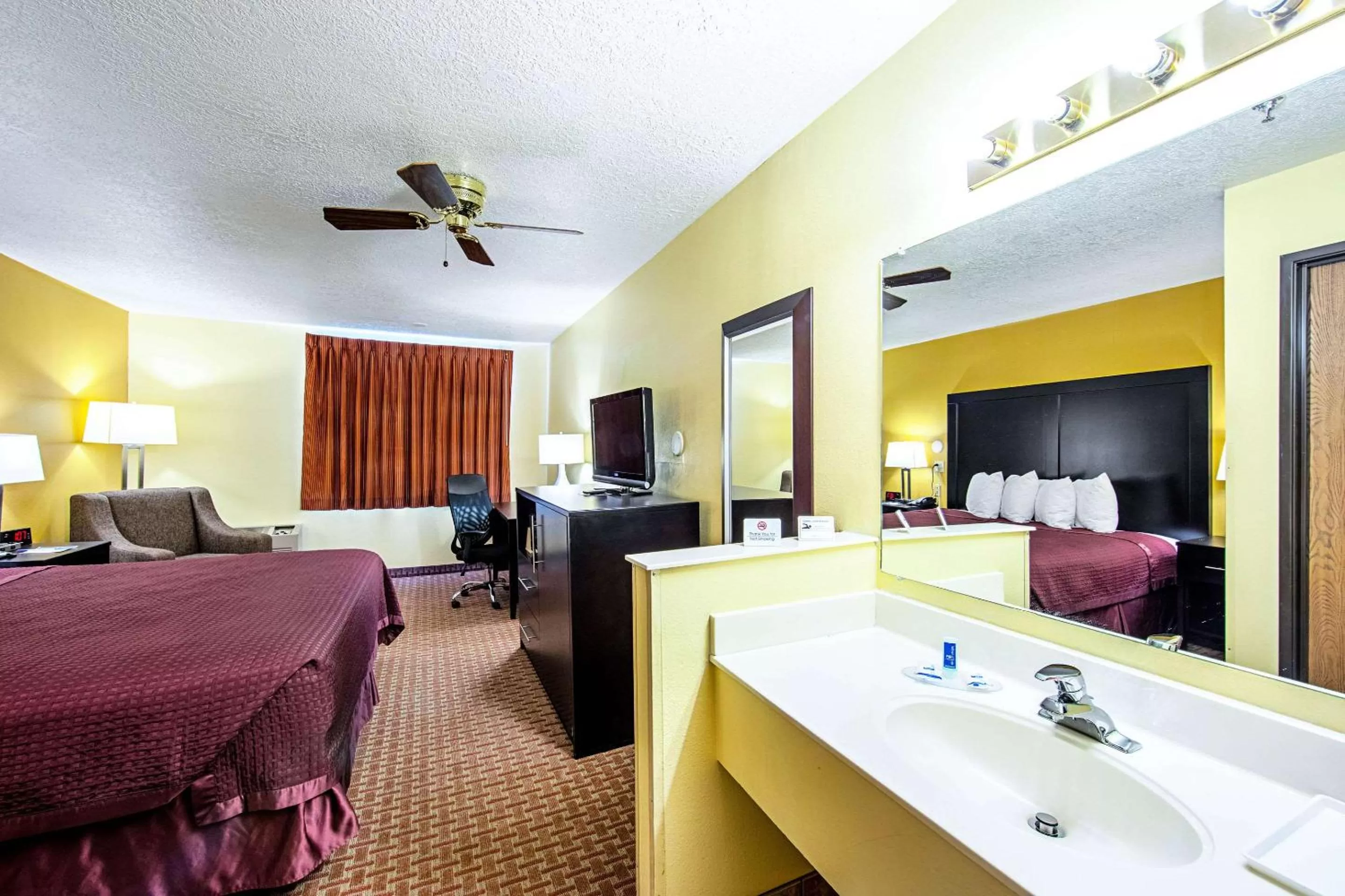 King Room - Non-Smoking in Rodeway Inn & Suites Monticello