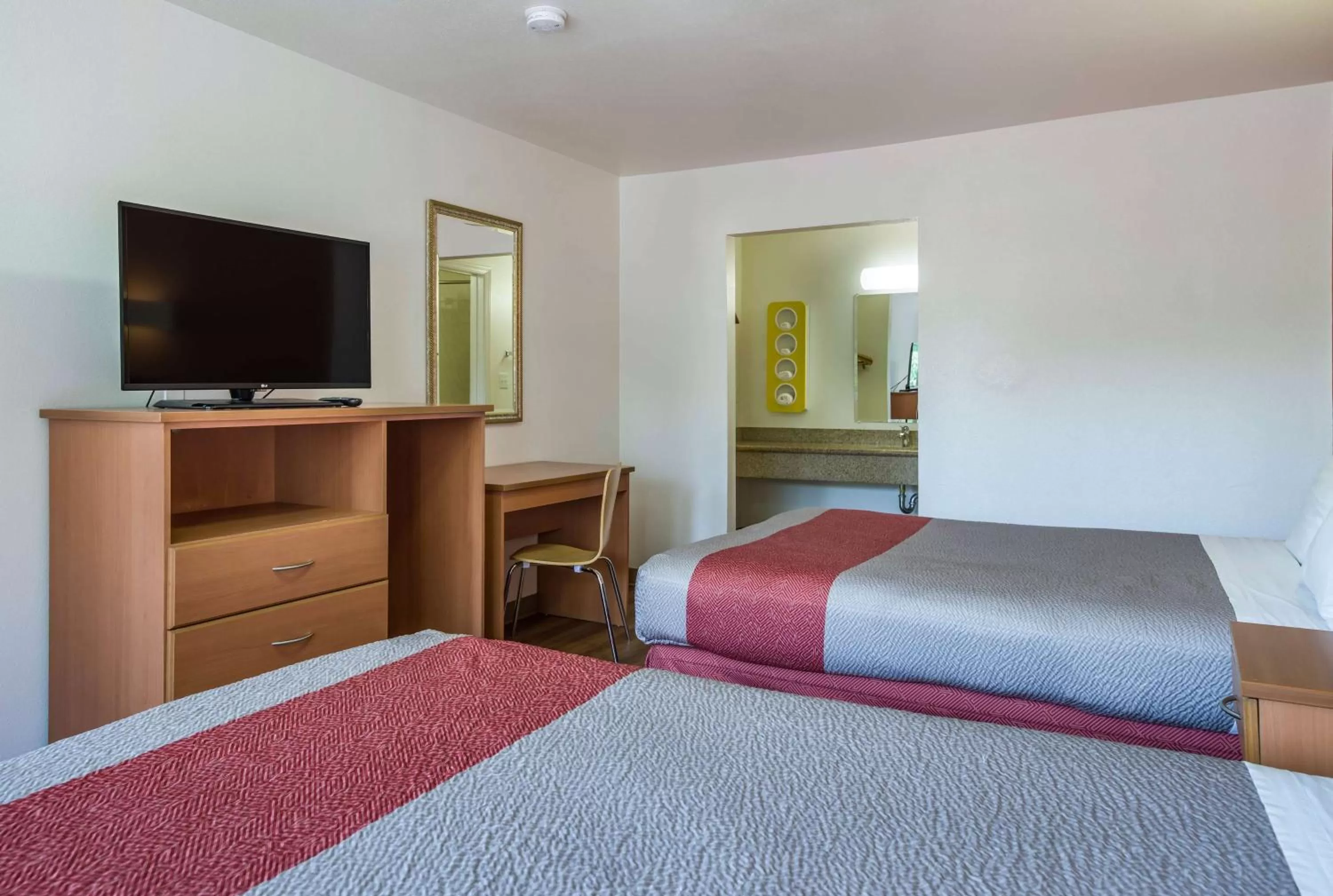 Queen Room with Two Queen Beds - Smoking in Motel 6-Concord, CA