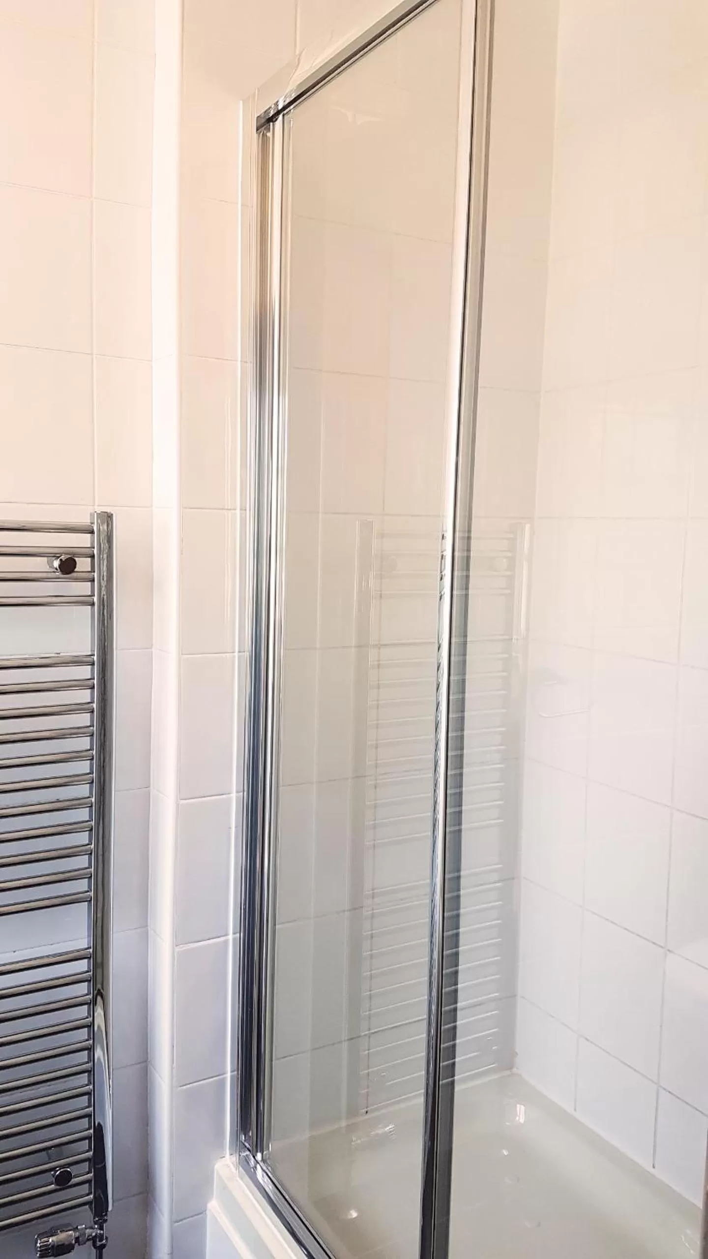 Twin Room with Shower in The Royal Oak Duddington