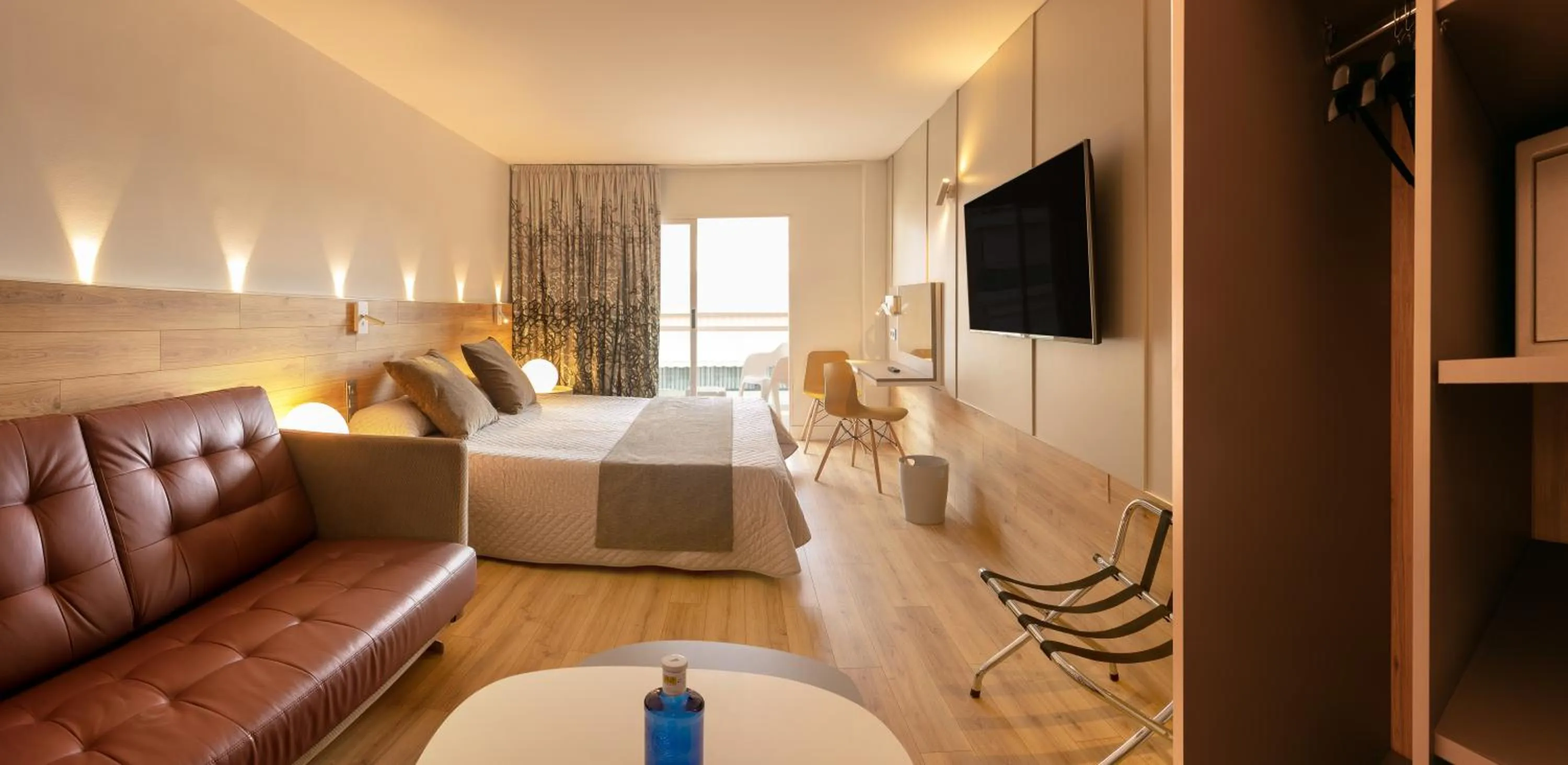 Junior Suite (1 Adult + 1 Child) in Hotel Olympus