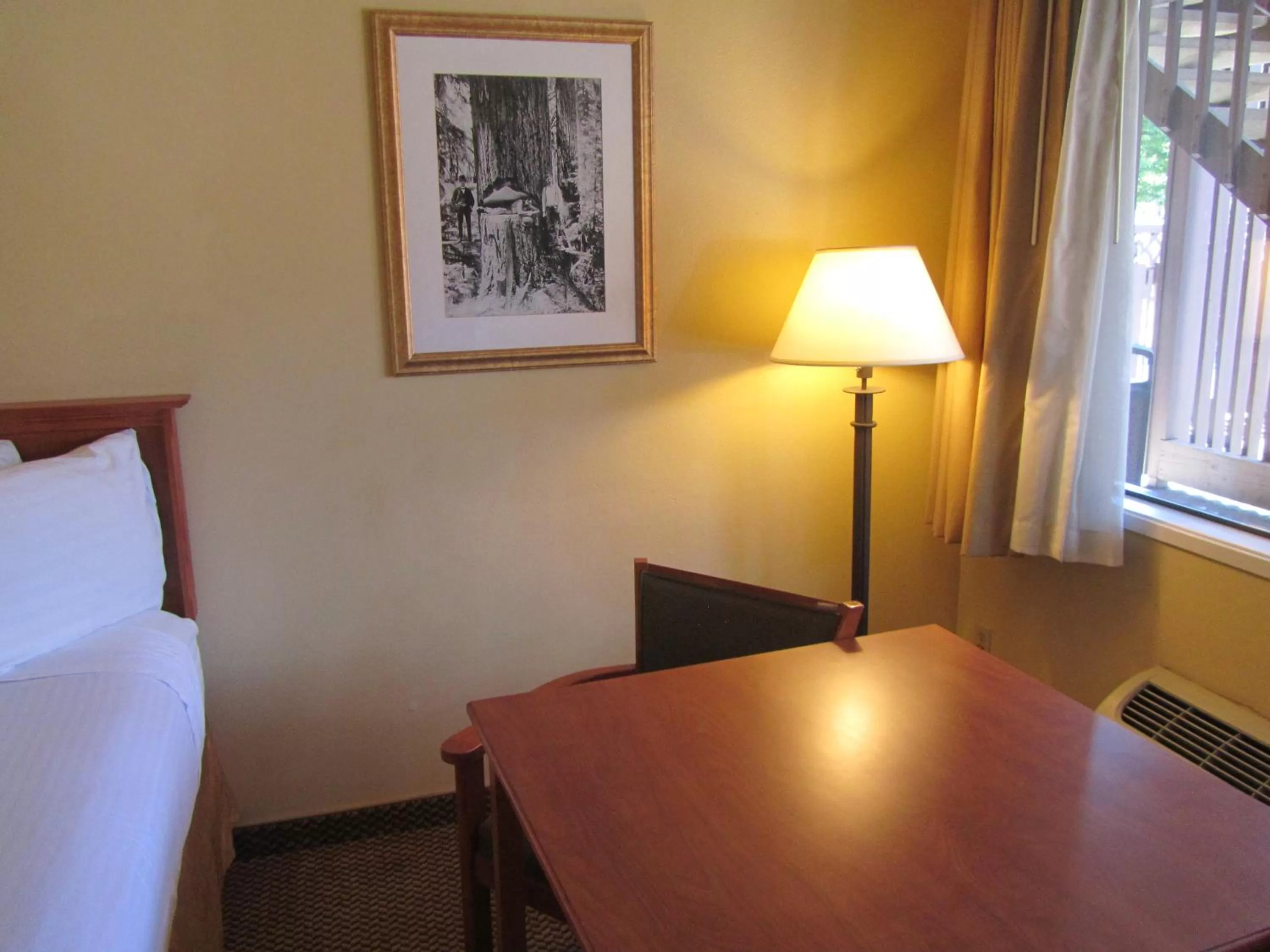 Queen Room with Two Queen Beds - Non-Smoking in Oakridge Inn & Suites