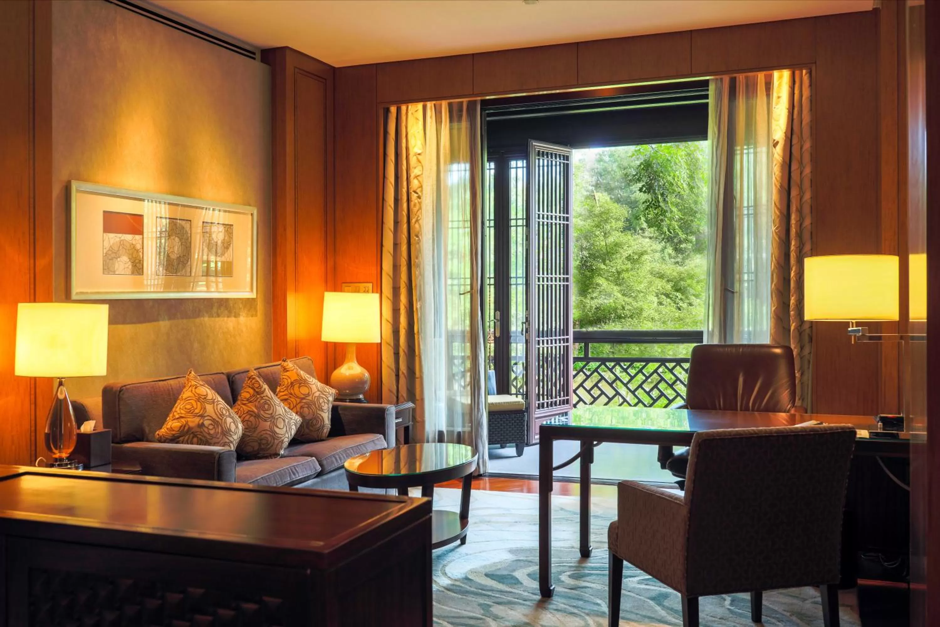 Premier Garden View King Room in Four Seasons Hotel Hangzhou at West Lake