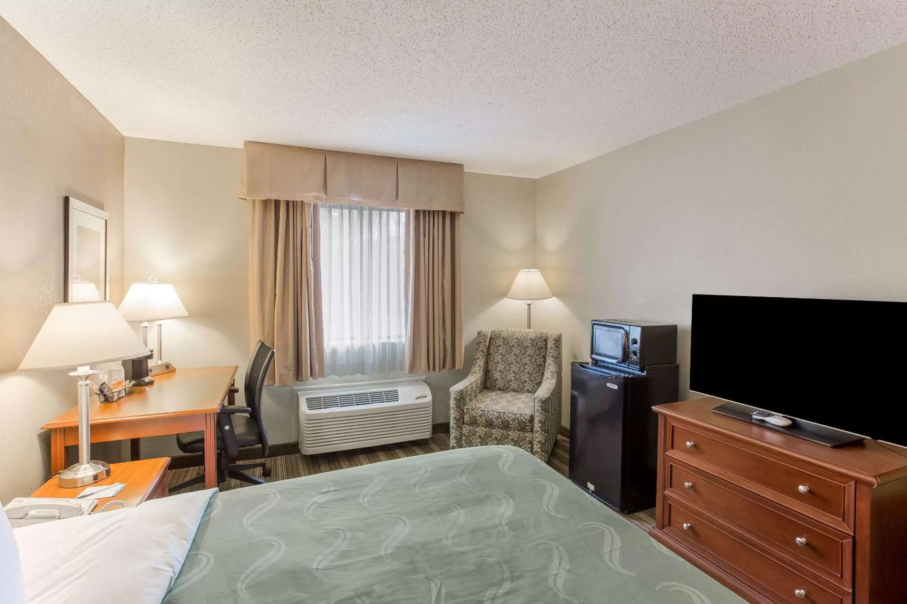 Photo of the whole room, Bed in Quality Inn Athens