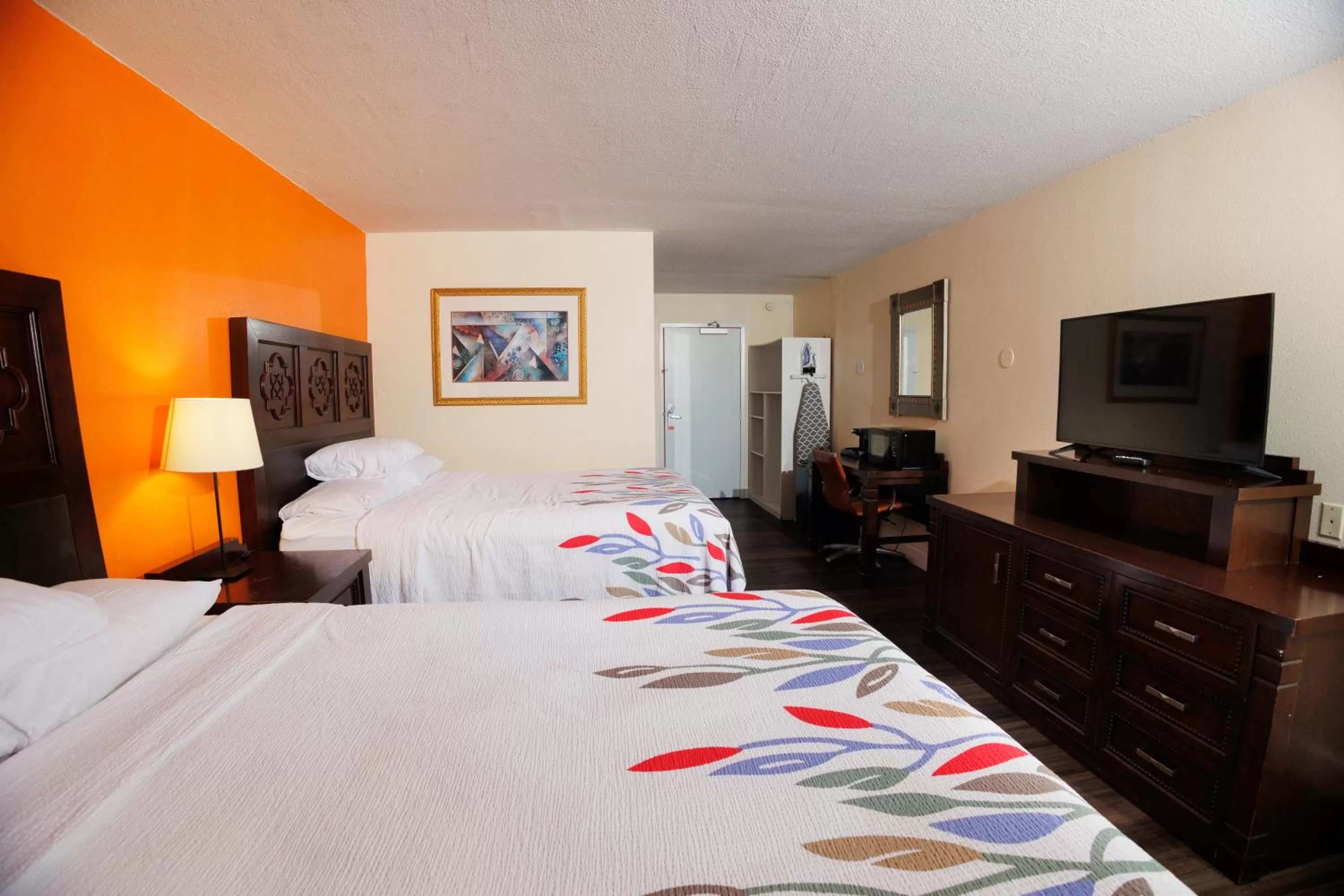 Queen Room with Garden View in Garnet Inn & Suites, Orlando