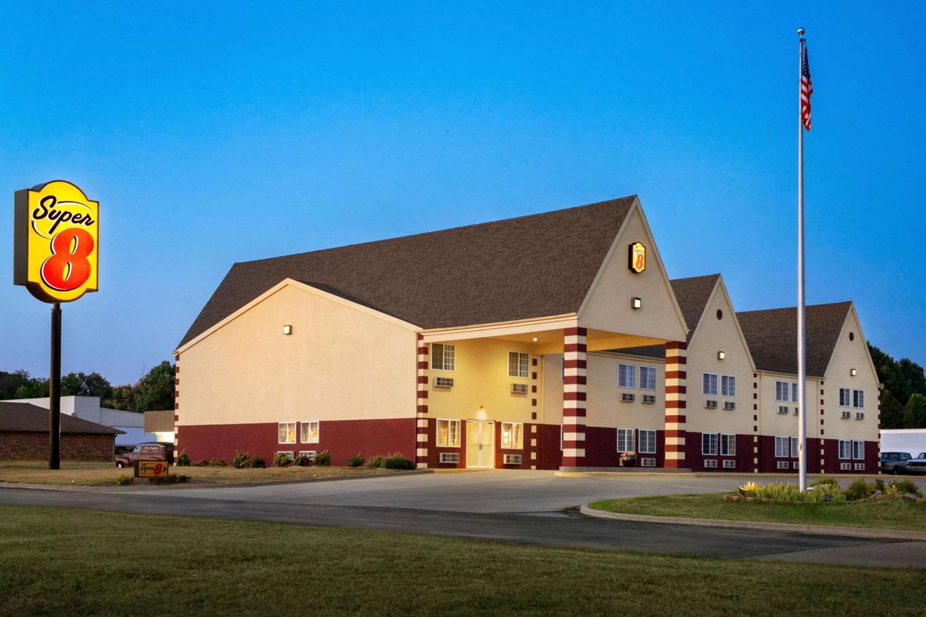Property building in Super 8 by Wyndham Holton