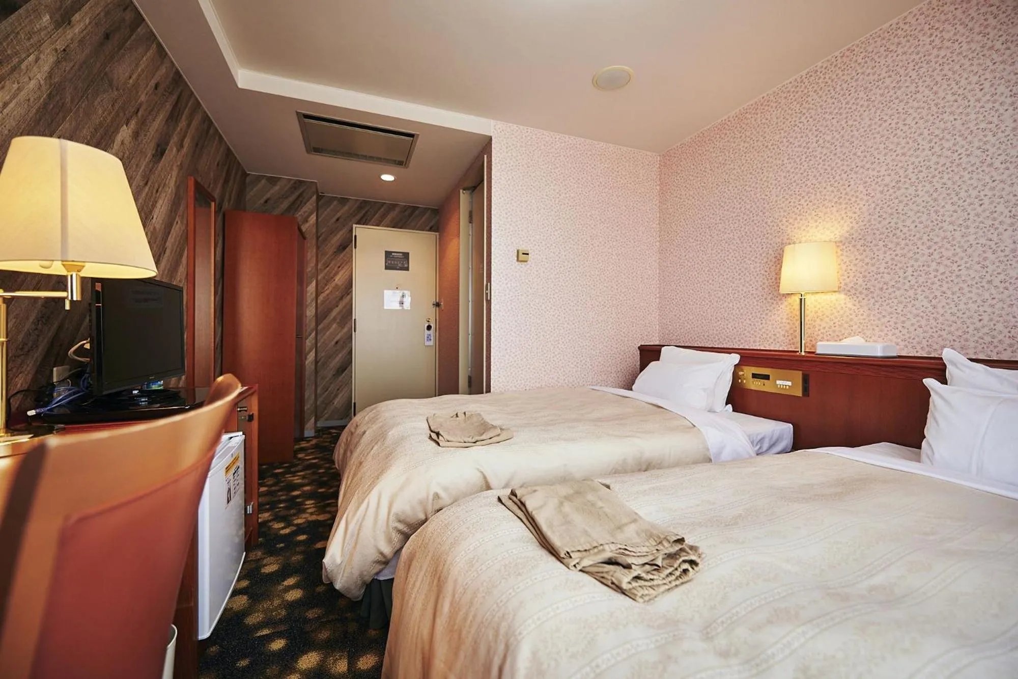 Standard Twin Room - Smoking in Annex Royal Hotel