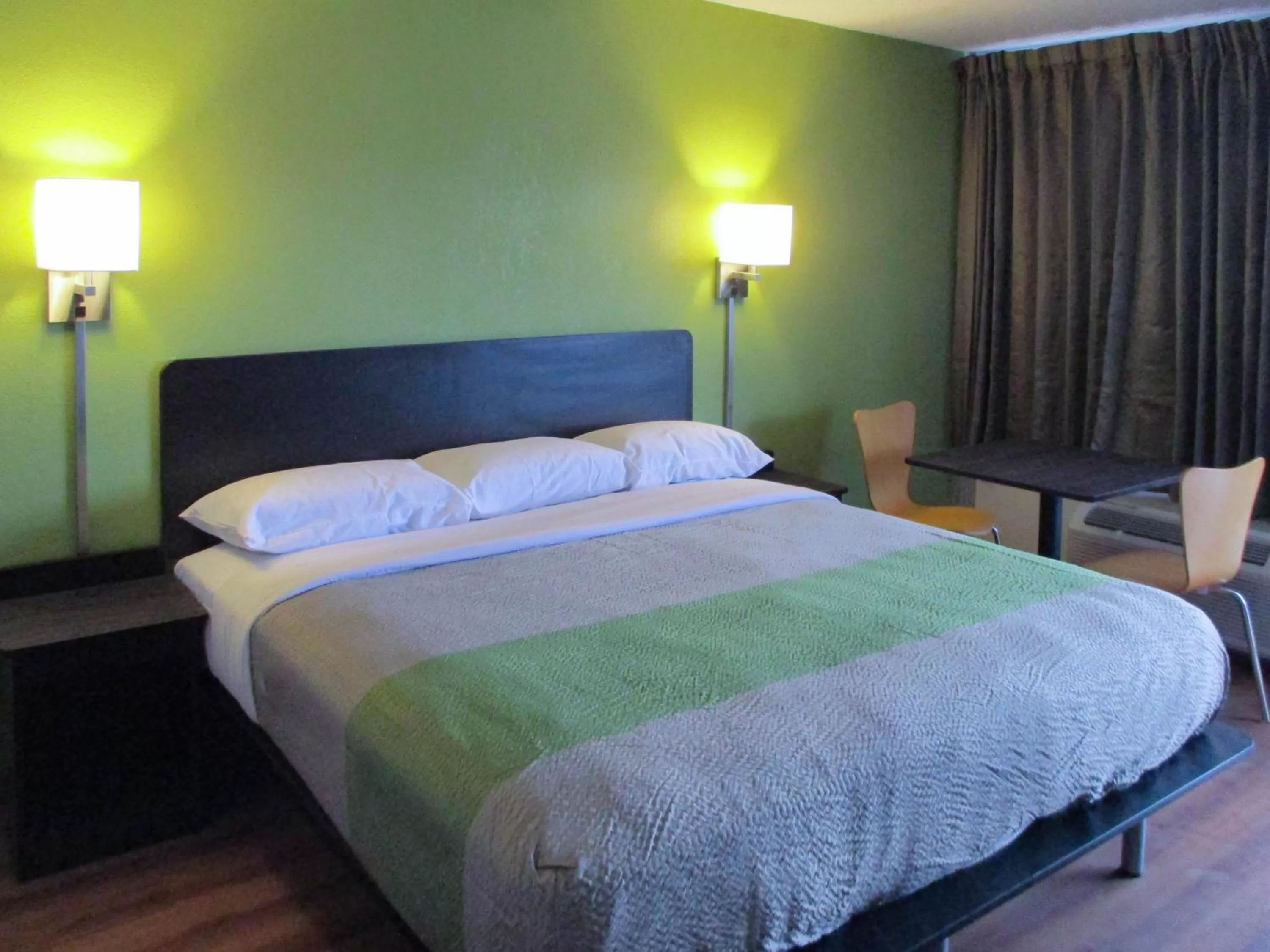 Deluxe King Room - Non-Smoking in Motel 6-Chilhowie, VA