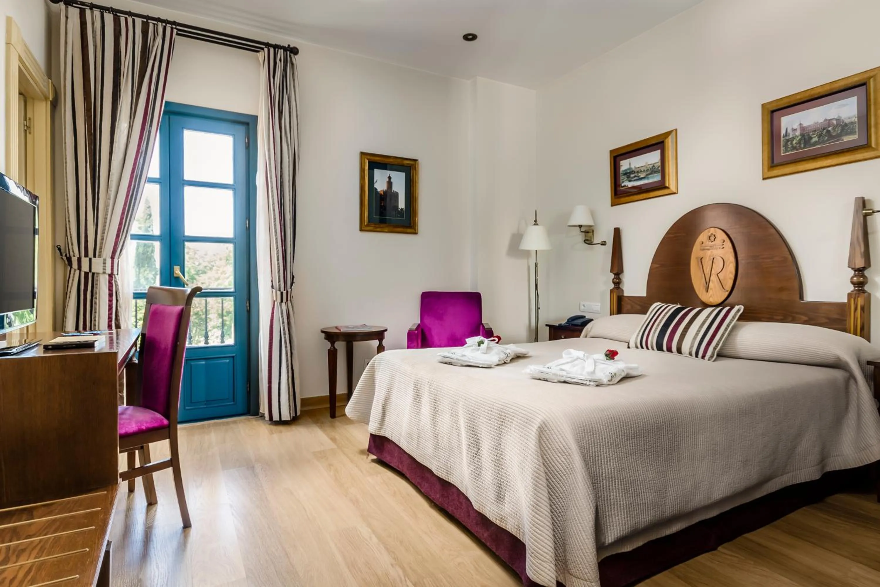 Deluxe Double Room with Bath in YIT Vereda Real