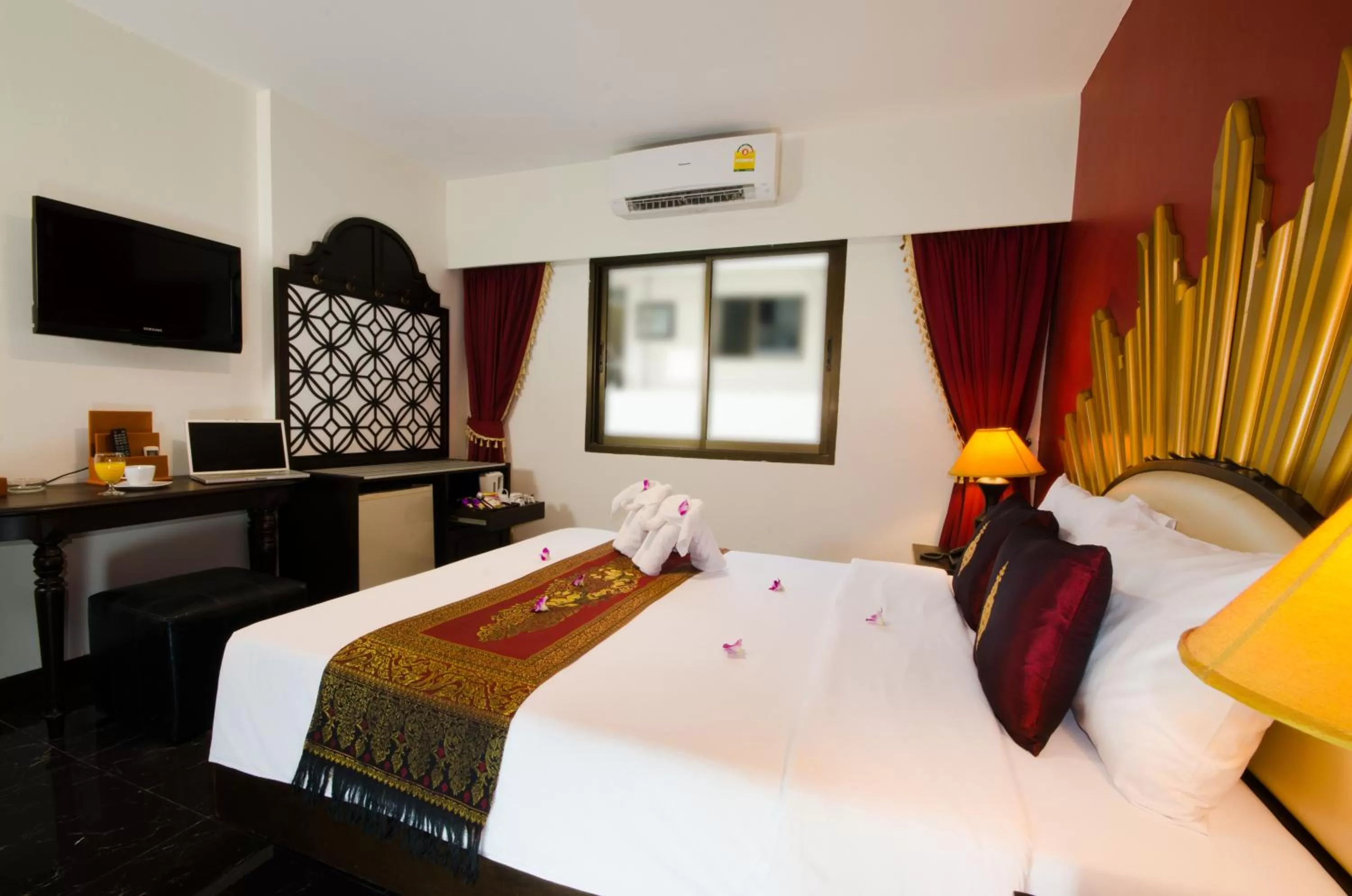 Scarlet Double Room in Khaosan Palace Hotel