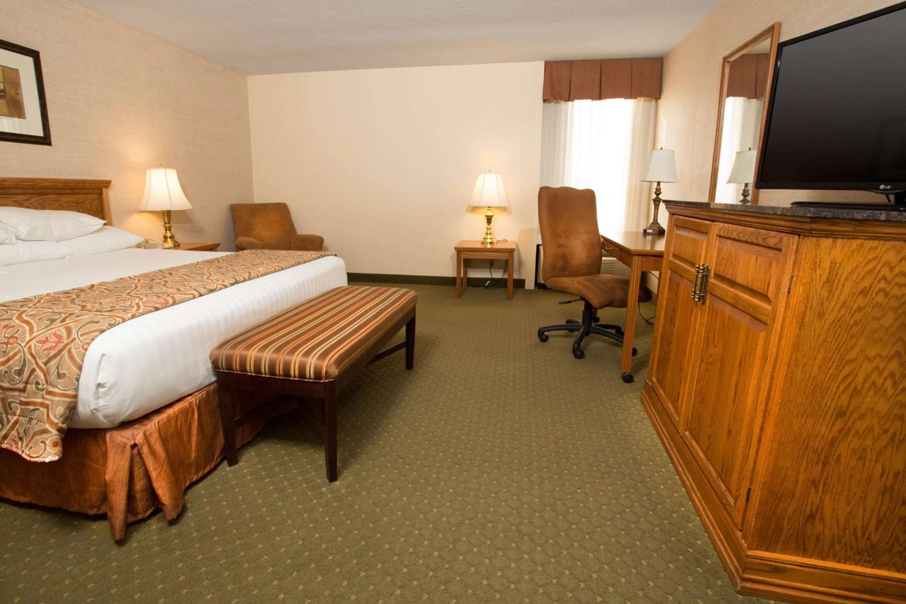 1 King Bed, Mobility Accessible Room, Bathtub w/ Grab Bars, Non-Smoking in Days Inn by Wyndham Rolla