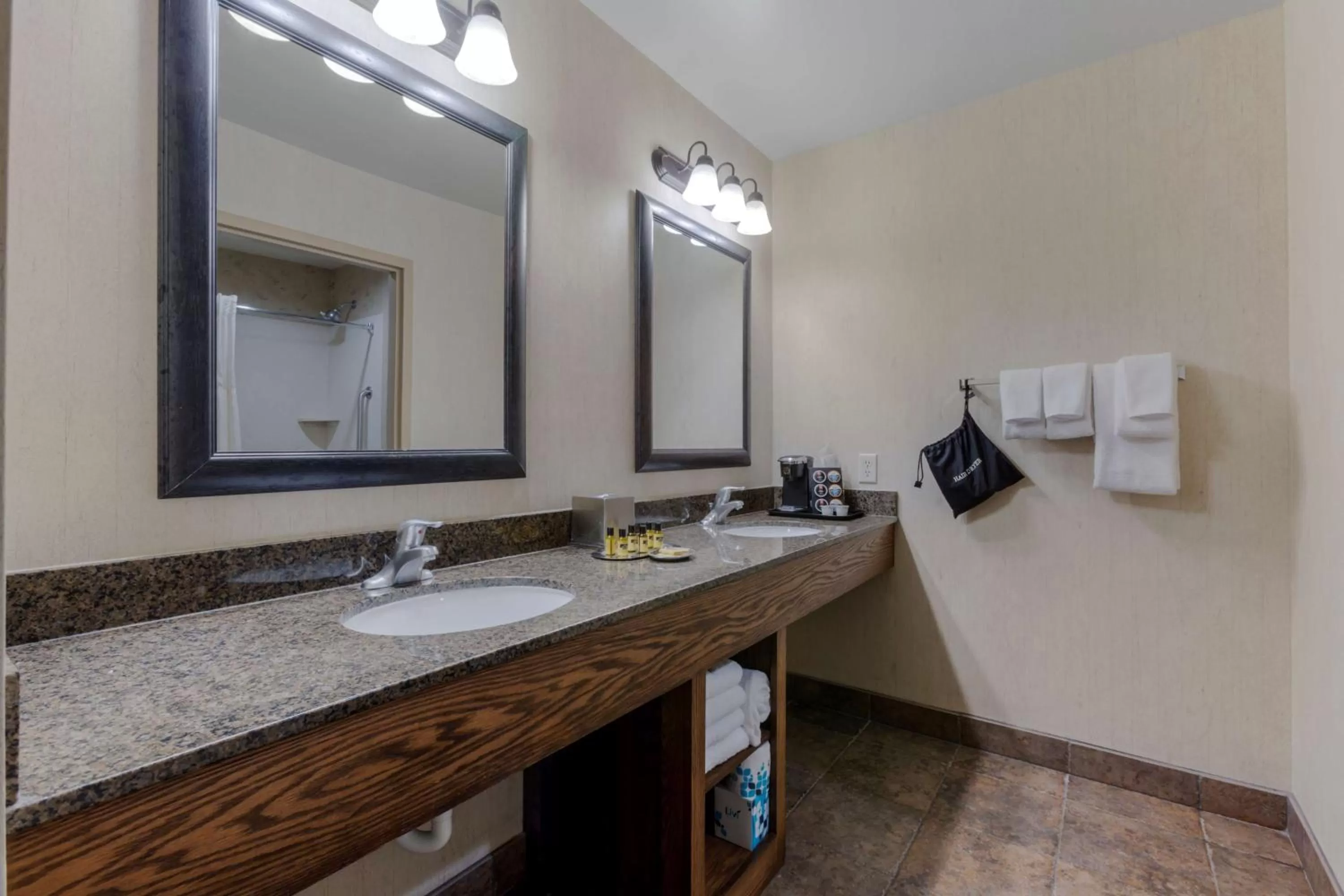 Queen Suite with Two Queen Beds with Sofa Bed - Non-smoking in Best Western PLUS Bryce Canyon Grand Hotel