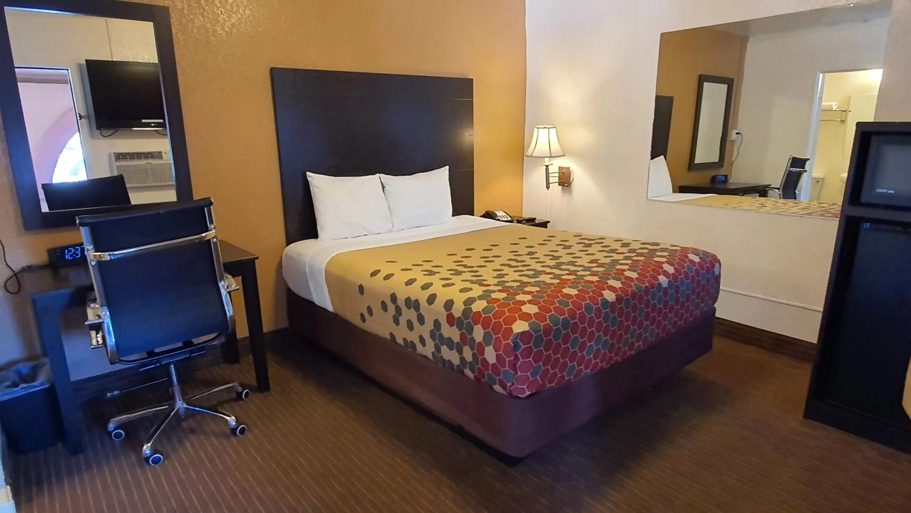 Queen Room - Non-Smoking in Rodeway Inn Flagstaff-Downtown