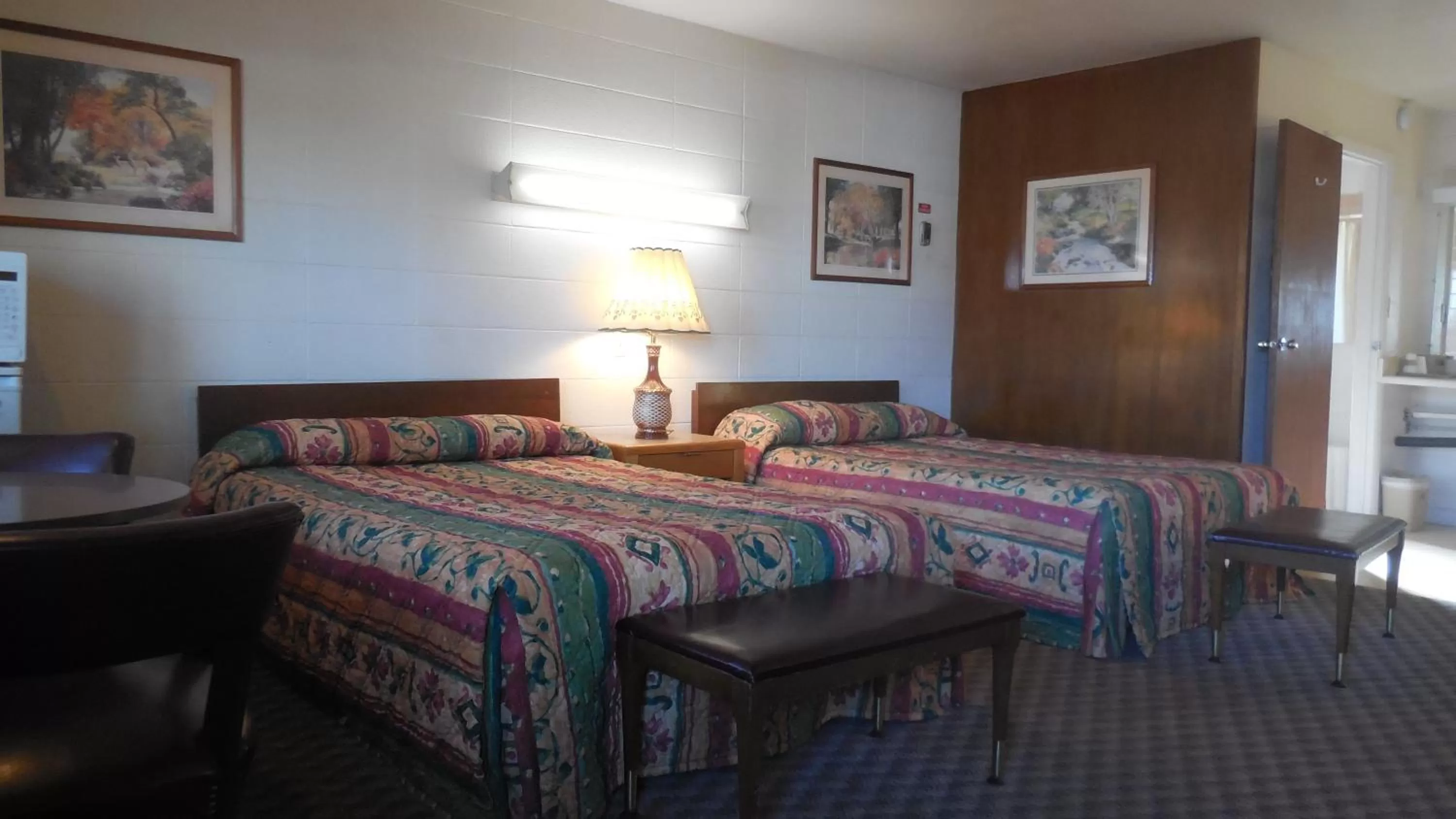 Deluxe Queen Room with Two Queen Beds in Budget Host Exit 254 Inn
