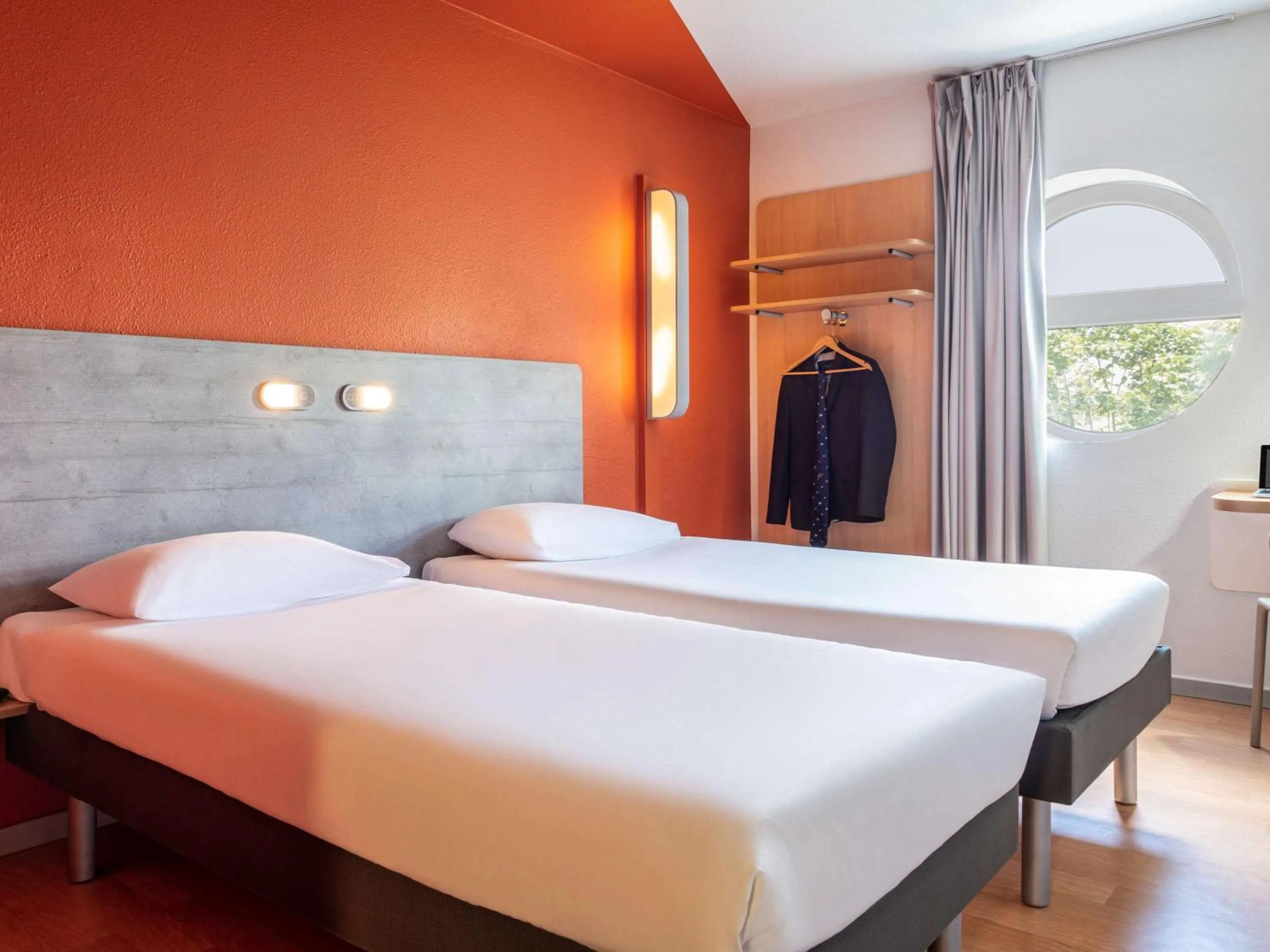 Twin Room in ibis budget Grigny Centre