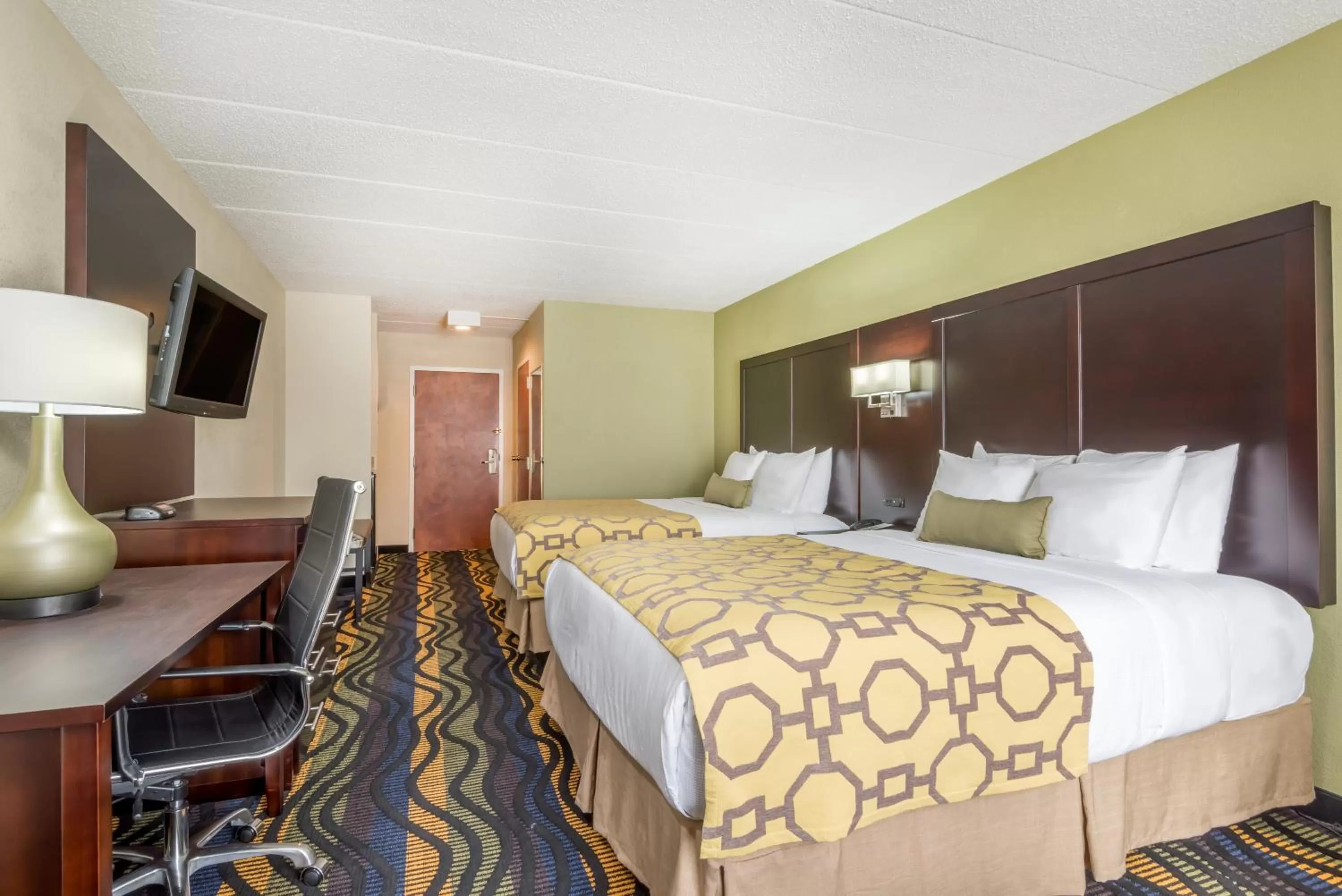 Deluxe Queen Suite in Baymont by Wyndham Georgetown