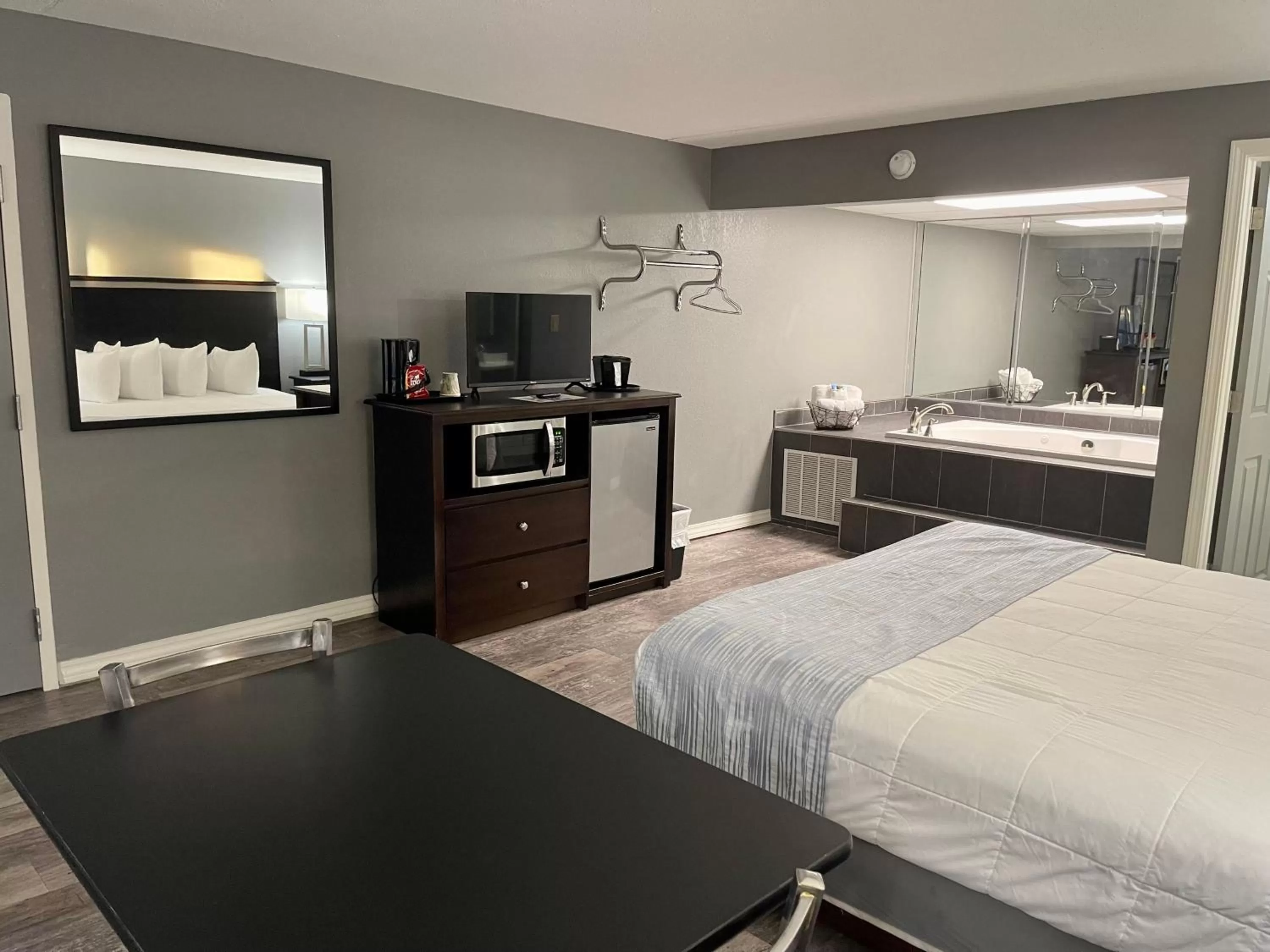 Deluxe Suite with Spa Bath in Lake Norfork Resort