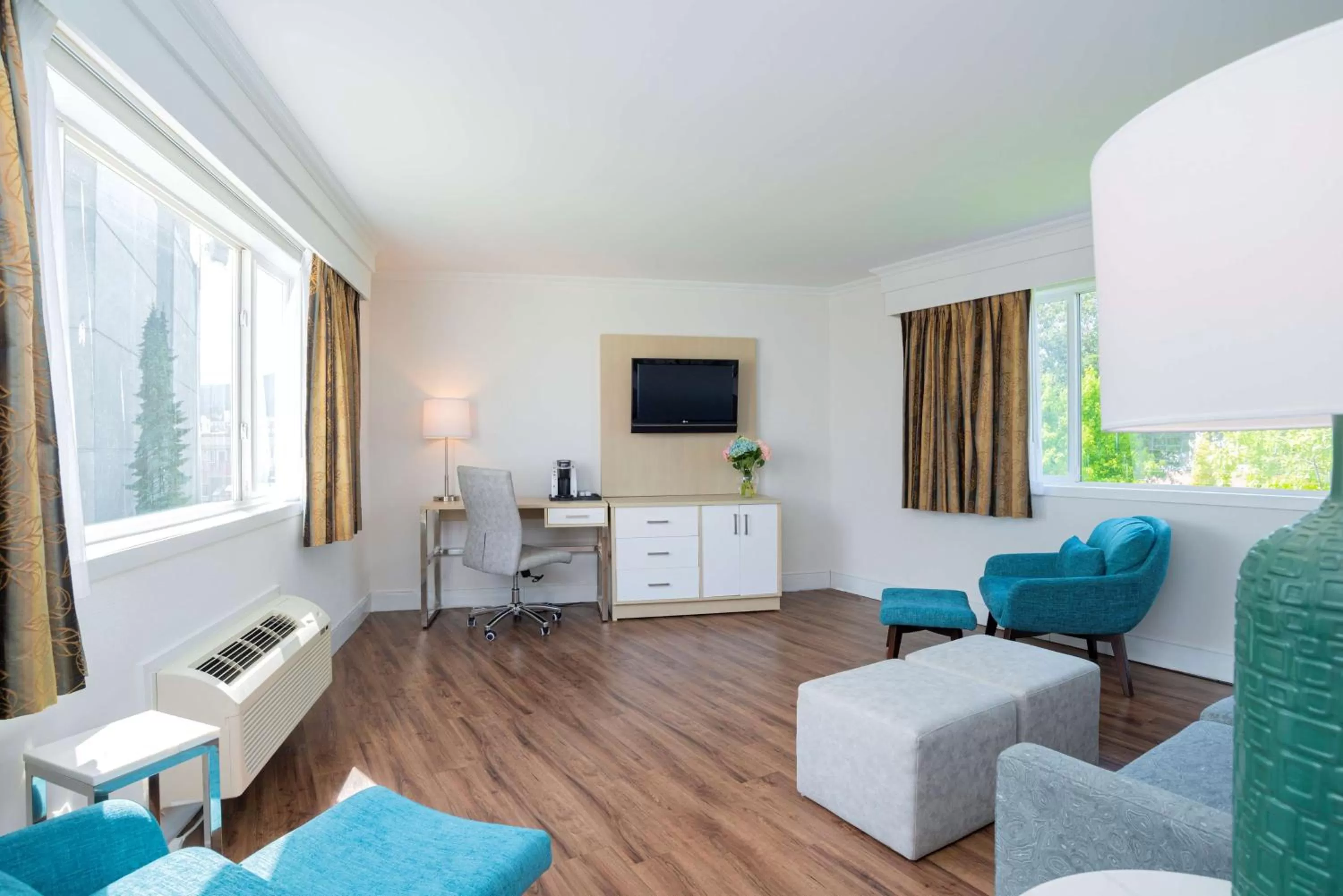 Executive King Suite in Best Western Dorchester Hotel