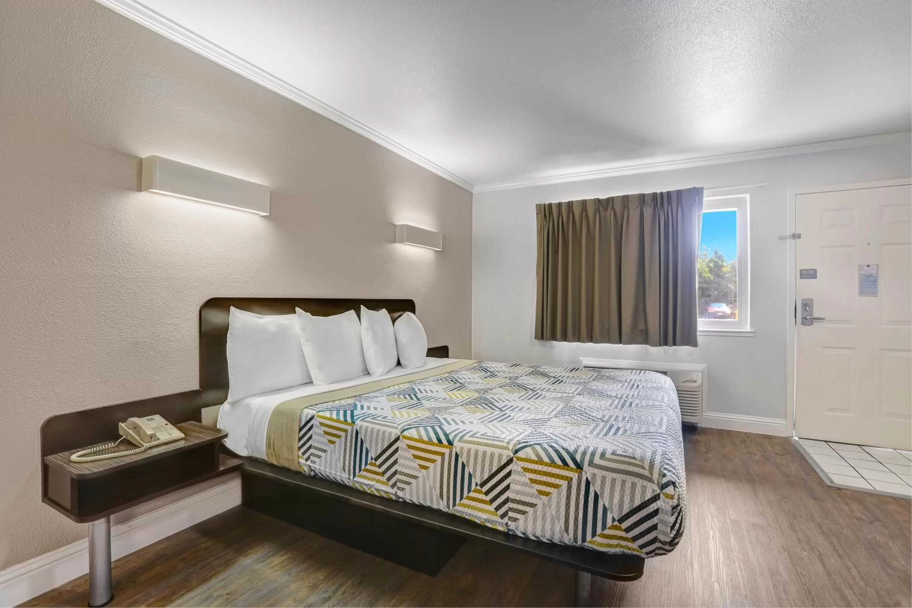 King Room - Non-Smoking in Motel 6-Lodi, CA