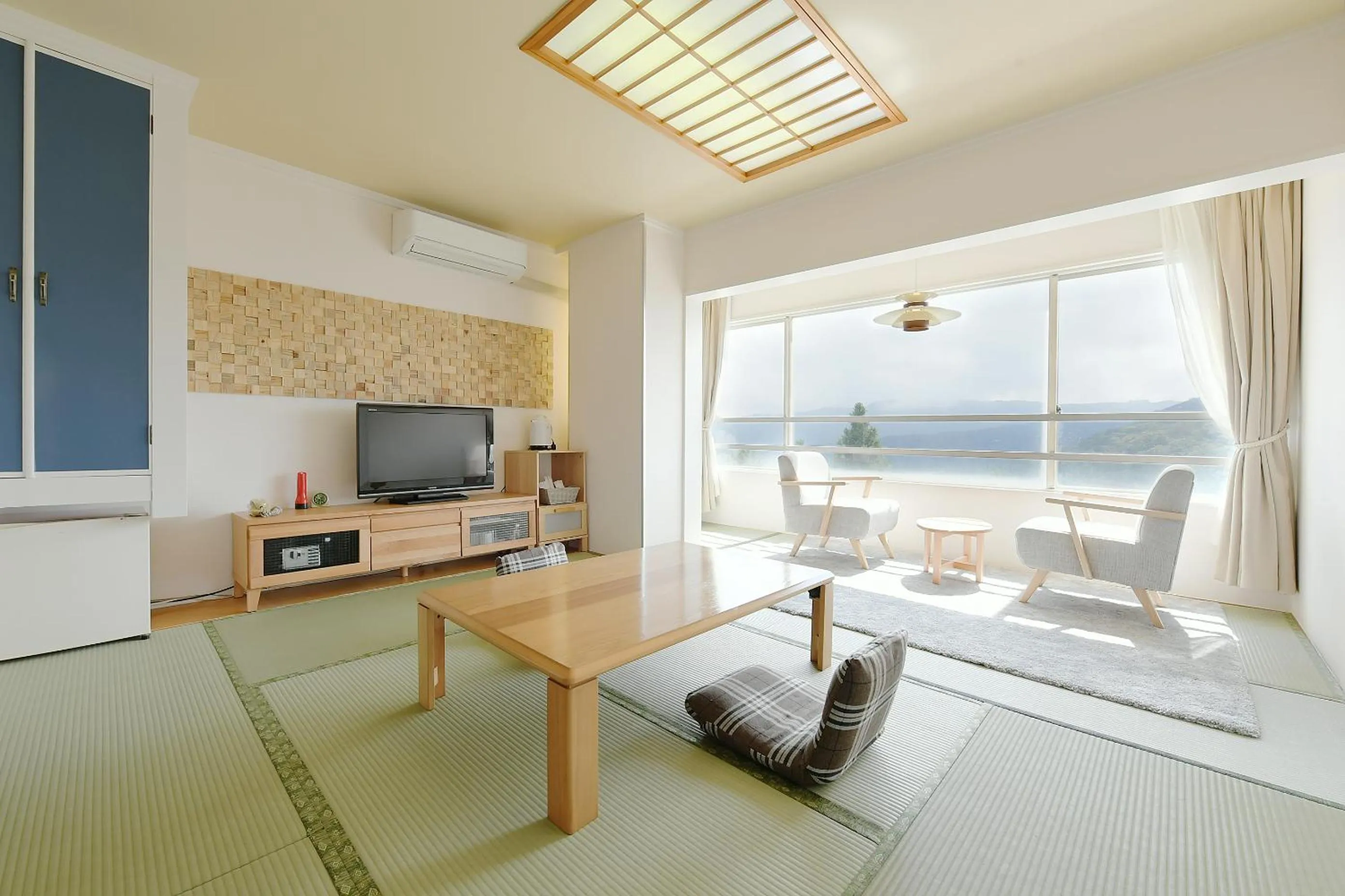 Japanese-Style Triple Room with Lake View in Hotel Ra Kuun