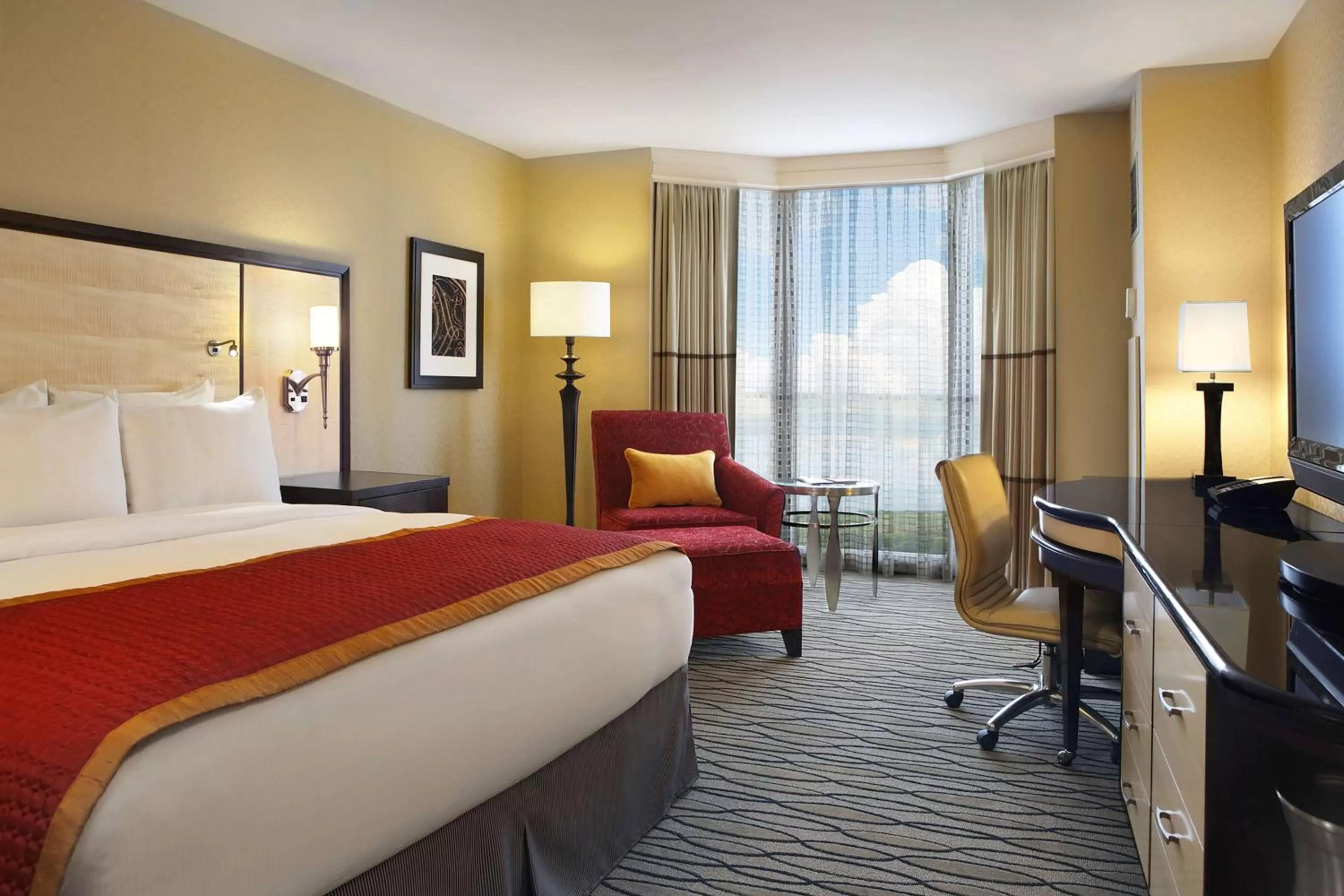 Deluxe King Room in Hilton Rosemont Chicago O'Hare