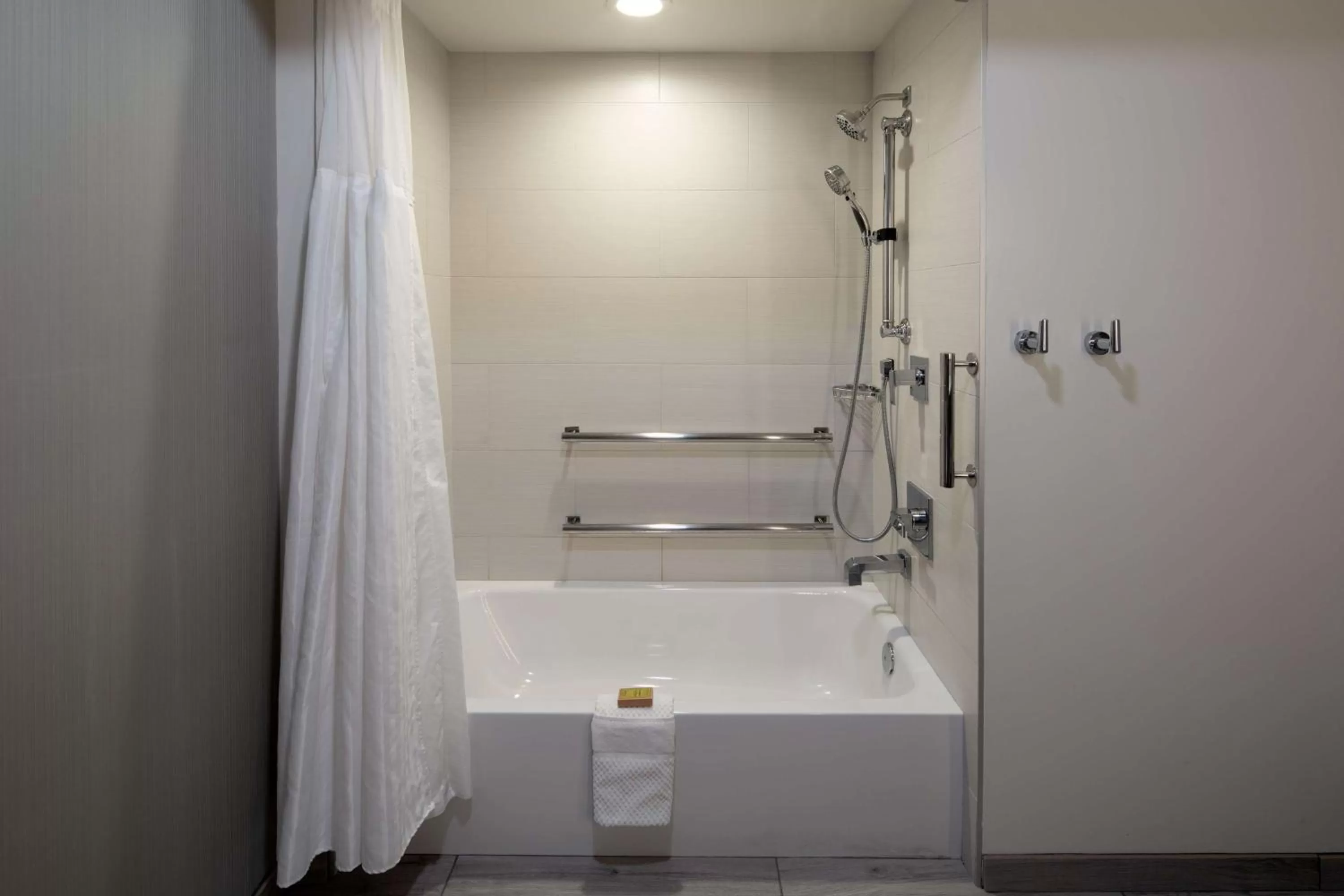 King Room with Mobility Accessible Tub in DoubleTree by Hilton Bakersfield