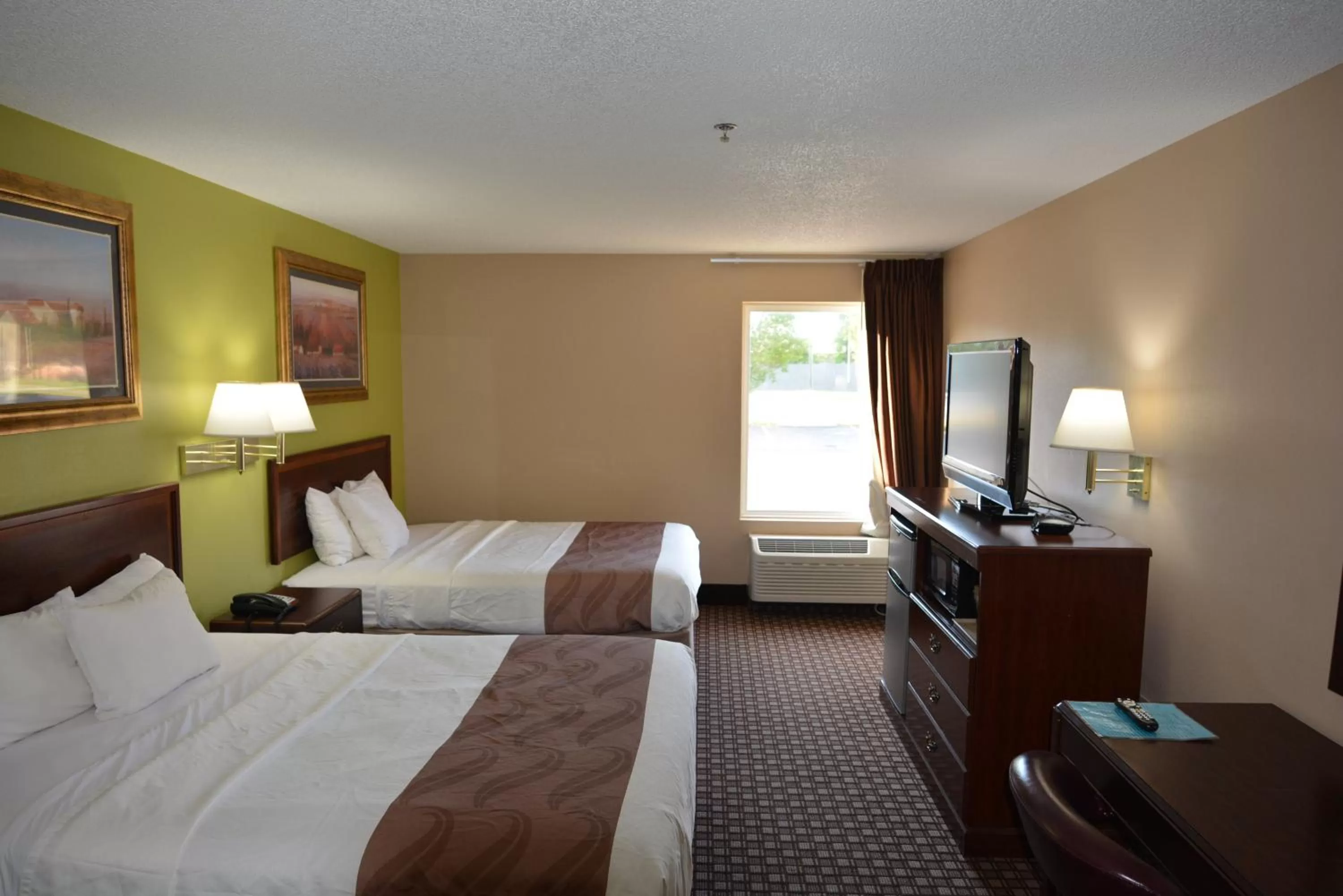 Standard Queen Room in Jameson Inn and Suites Hazelhurst