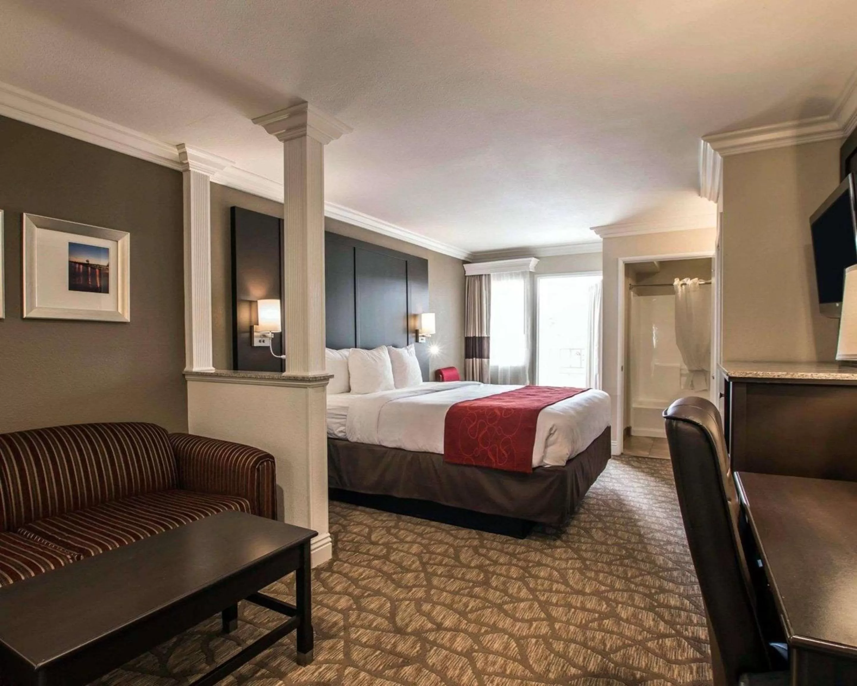 Deluxe Suite, 1 King Bed with Sofa Bed, Jetted Tub, Non Smoking in Comfort Suites San Clemente Beach