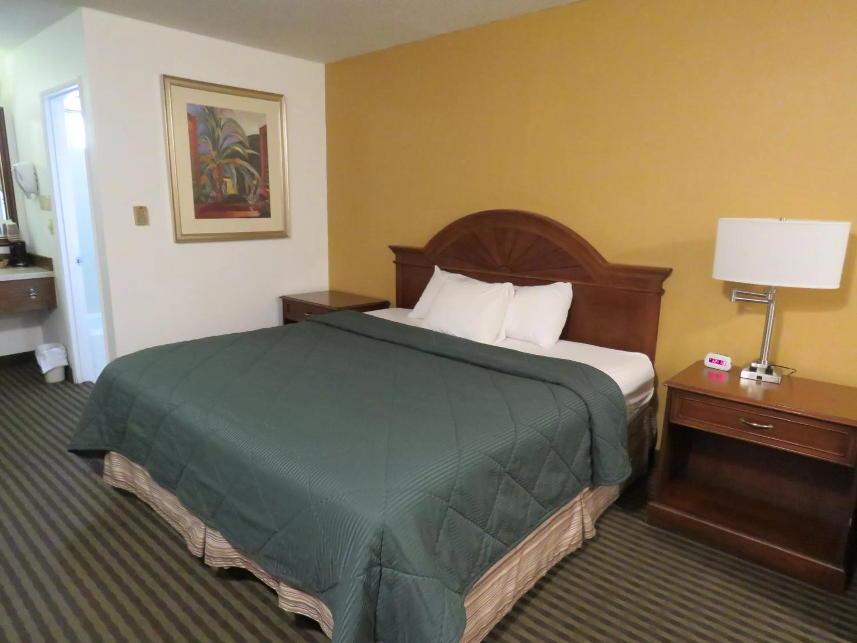 Queen Room with One Queen Beds - Non-Smoking - Pet Friendly in Thunderbird Motel