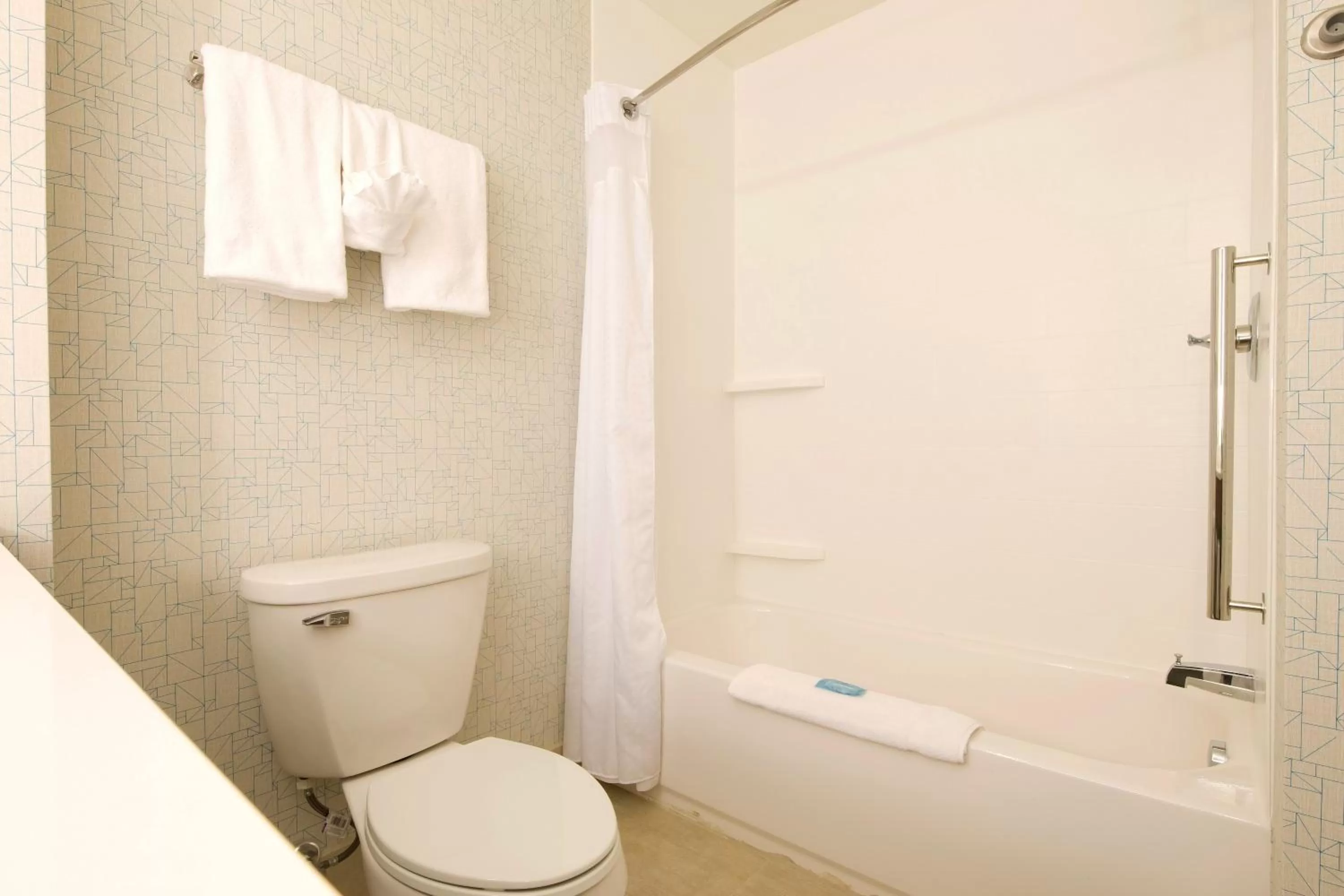 Standard Queen Room with Two Queen Beds in Holiday Inn Express Rochester Hills by IHG