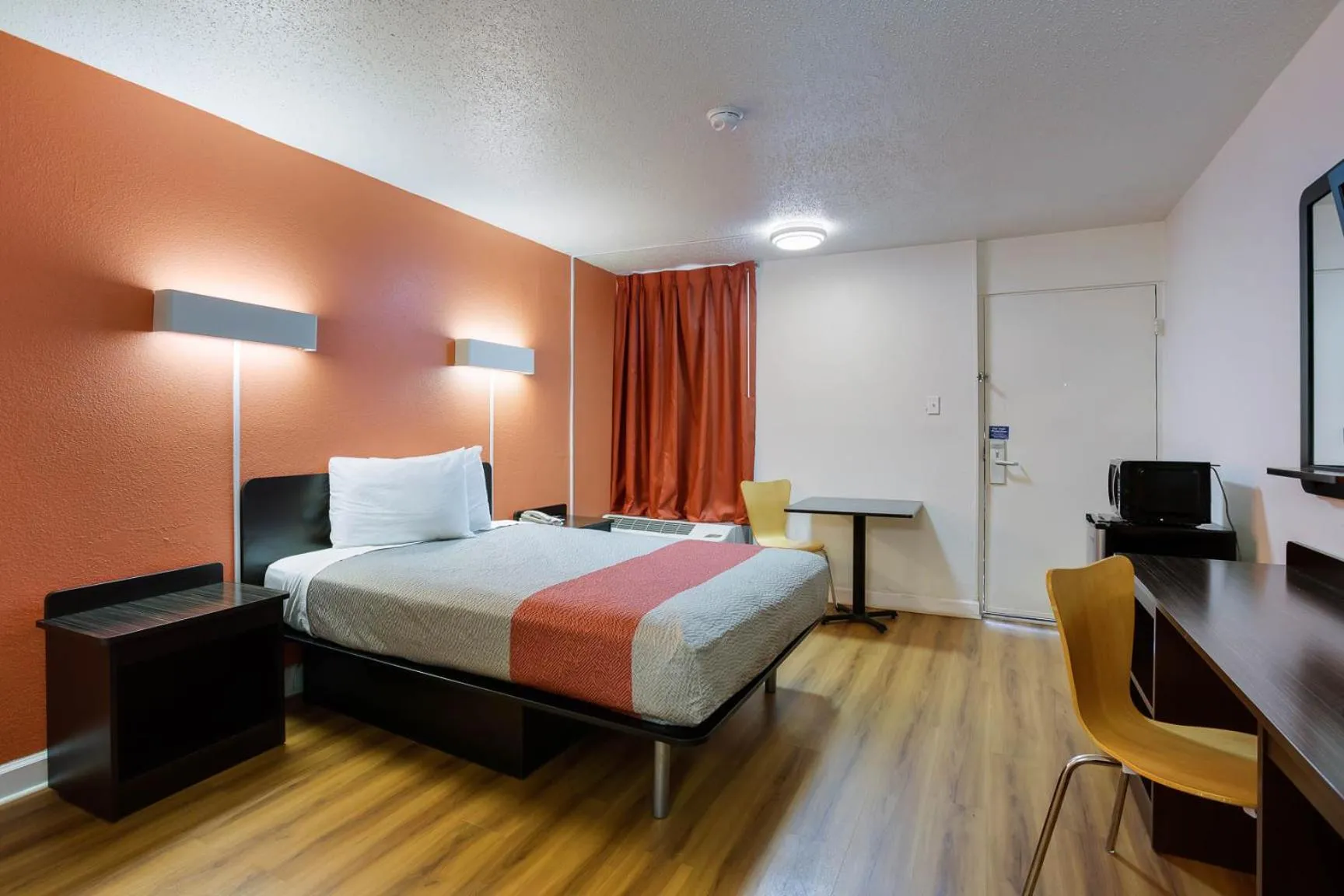 Deluxe Queen Room in Studio 6 Gainesville, Fl