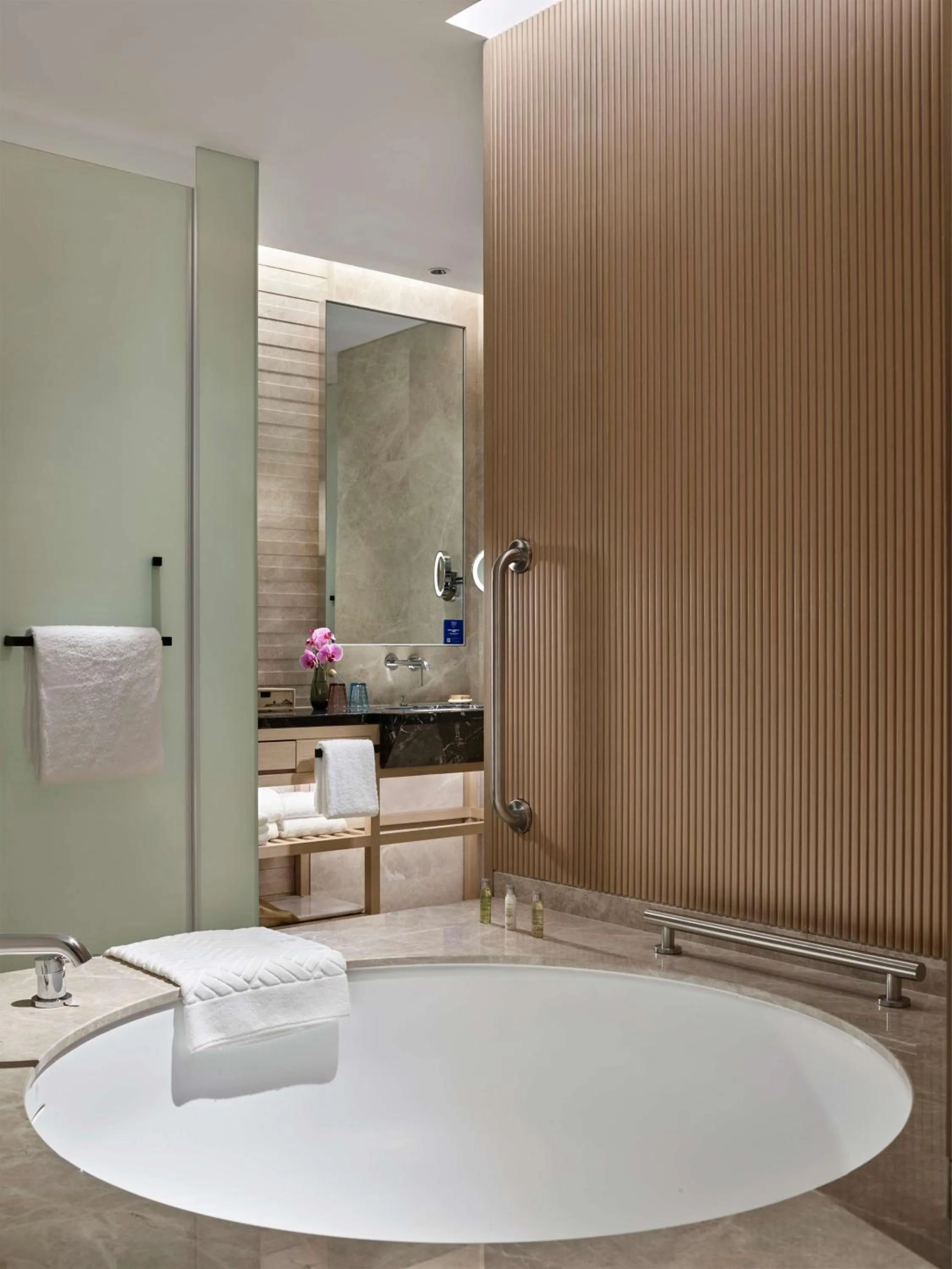 Premium King Room with Lake View and Courtyard in Hilton Shanghai Songjiang Guangfulin