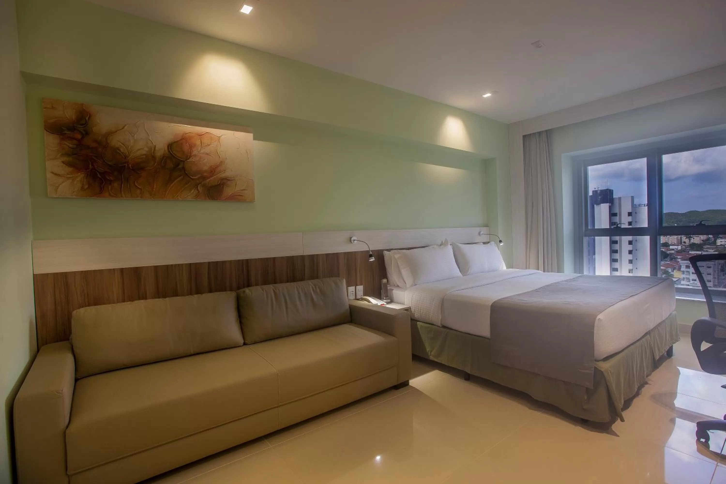 Deluxe King Room - single occupancy - Mobility Access Roll in Shower/Non-Smoking in Holiday Inn Natal, an IHG Hotel