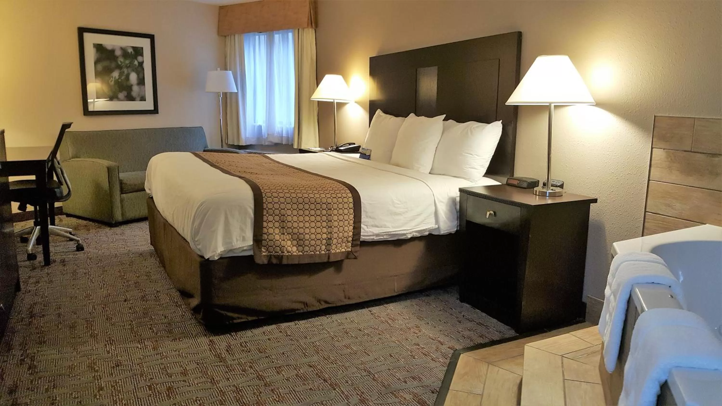King Studio Suite with Jacuzzi - Non-Smoking in Baymont by Wyndham Belleville Airport Area Free Airport Shuttle