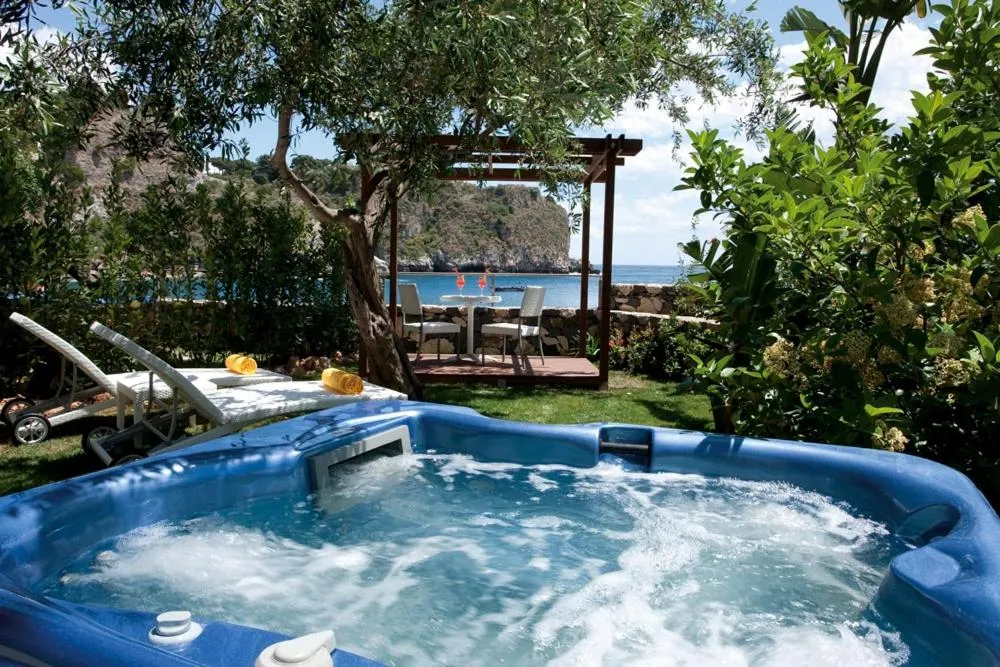 Superior Double Room with Hot Tub and Sea View in La Plage Resort