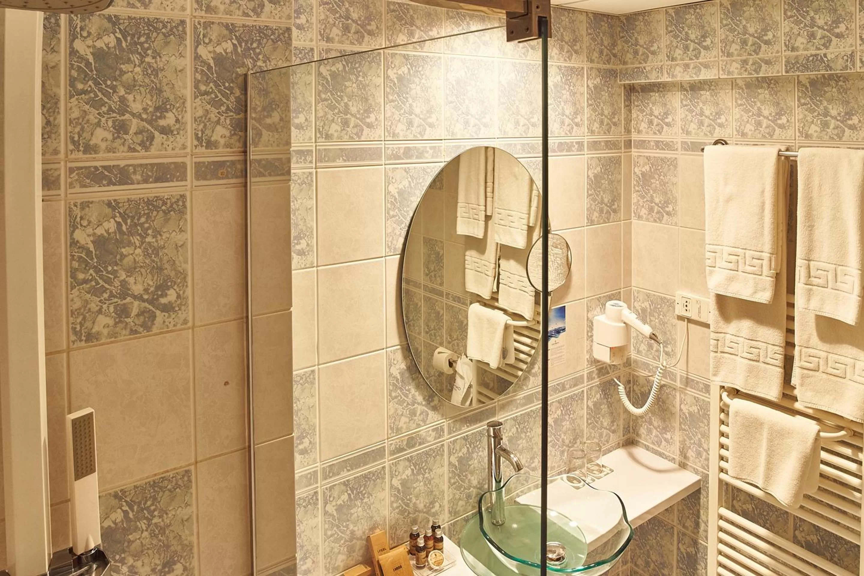 Deluxe Twin Room with River View in Continental Forum Oradea