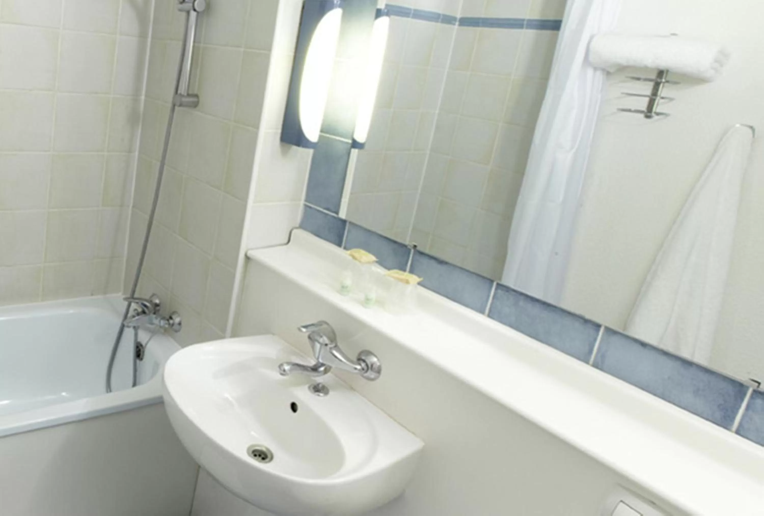 Bathroom in Kyriad Direct Saint-Dizier
