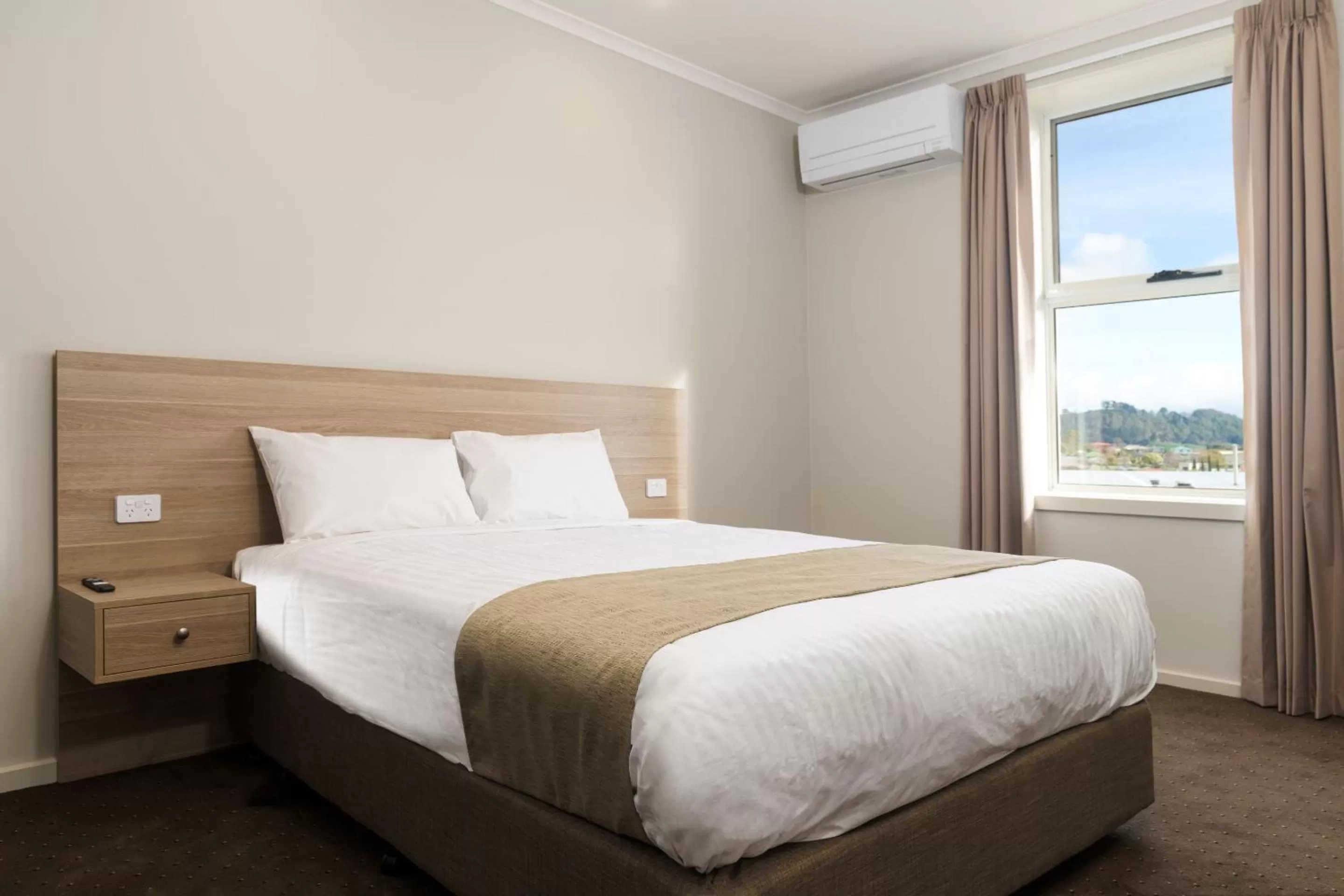 Bedroom, Bed in Somerset Hotel