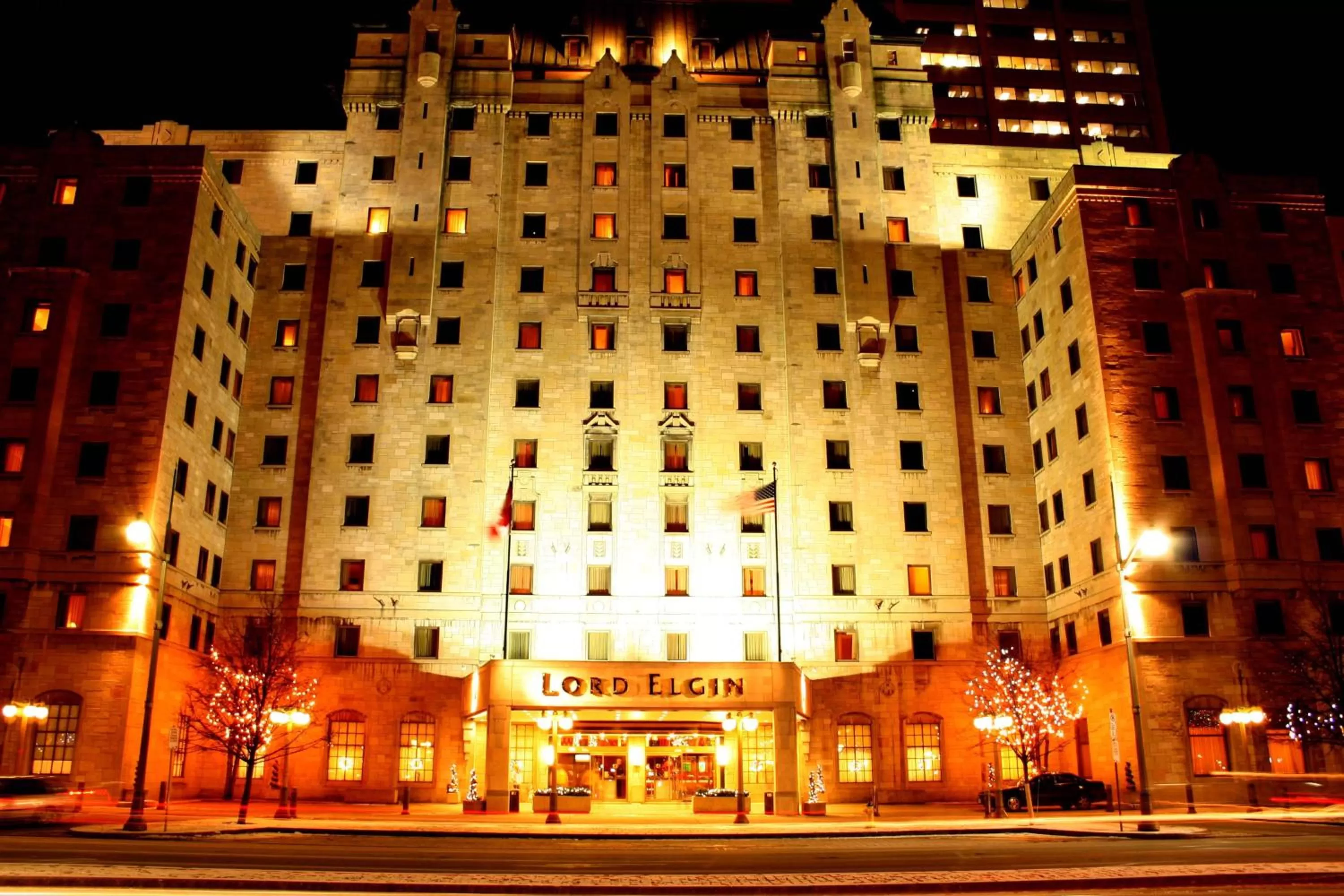 Facade/entrance in Lord Elgin Hotel