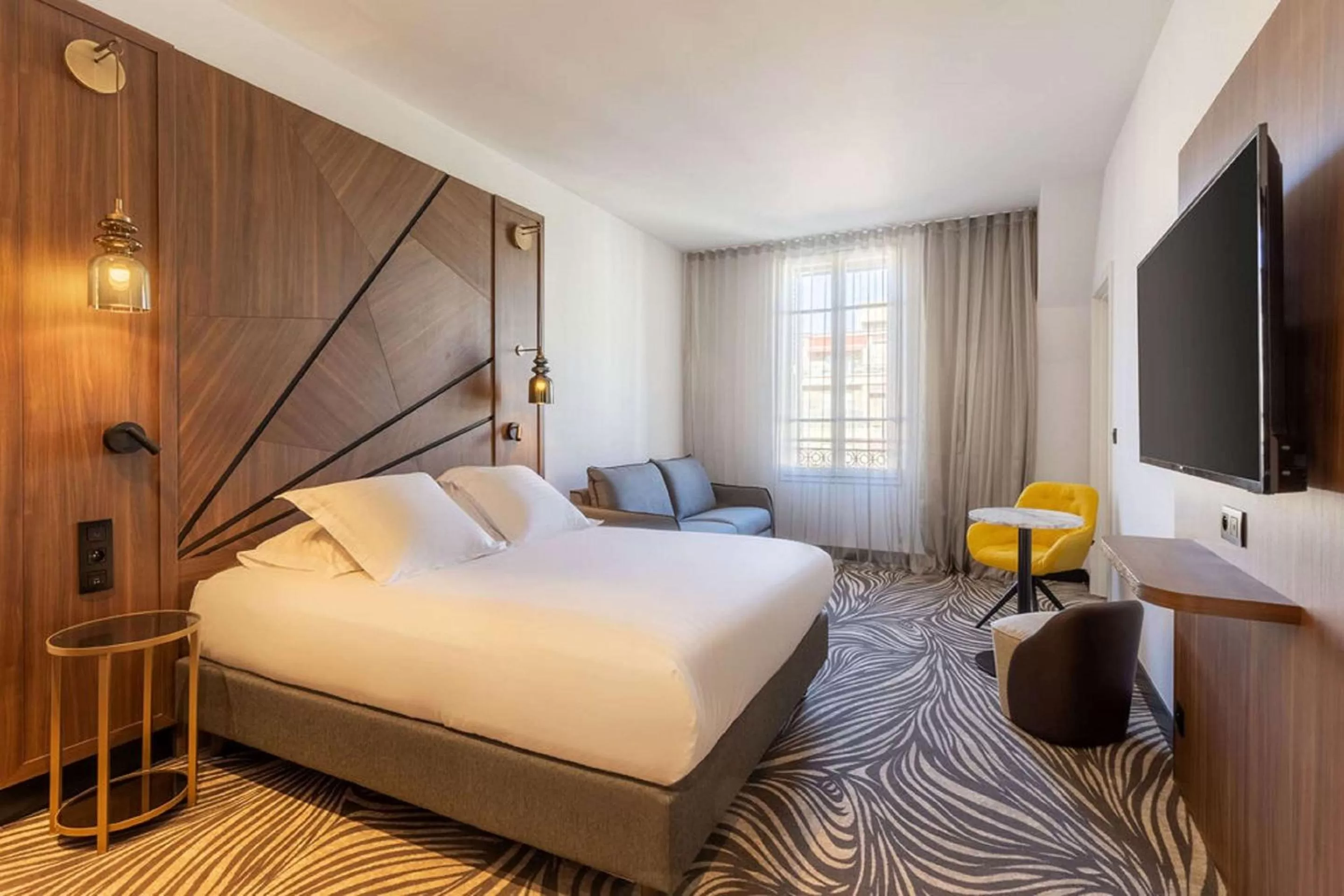 Photo of the whole room, Bed in Hôtel Apollinaire Nice