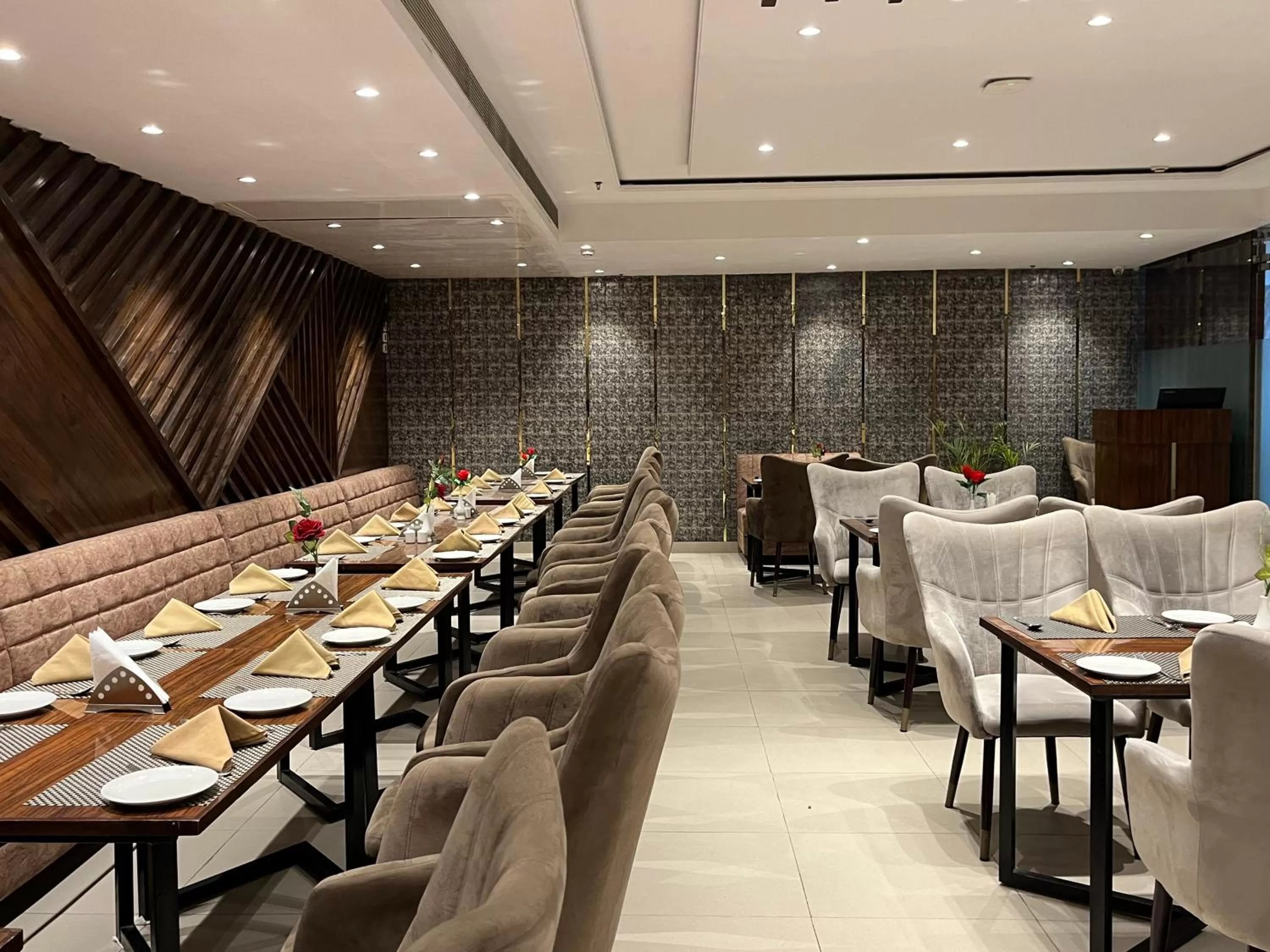 Restaurant/places to eat in Hotel RRV with Free Parking
