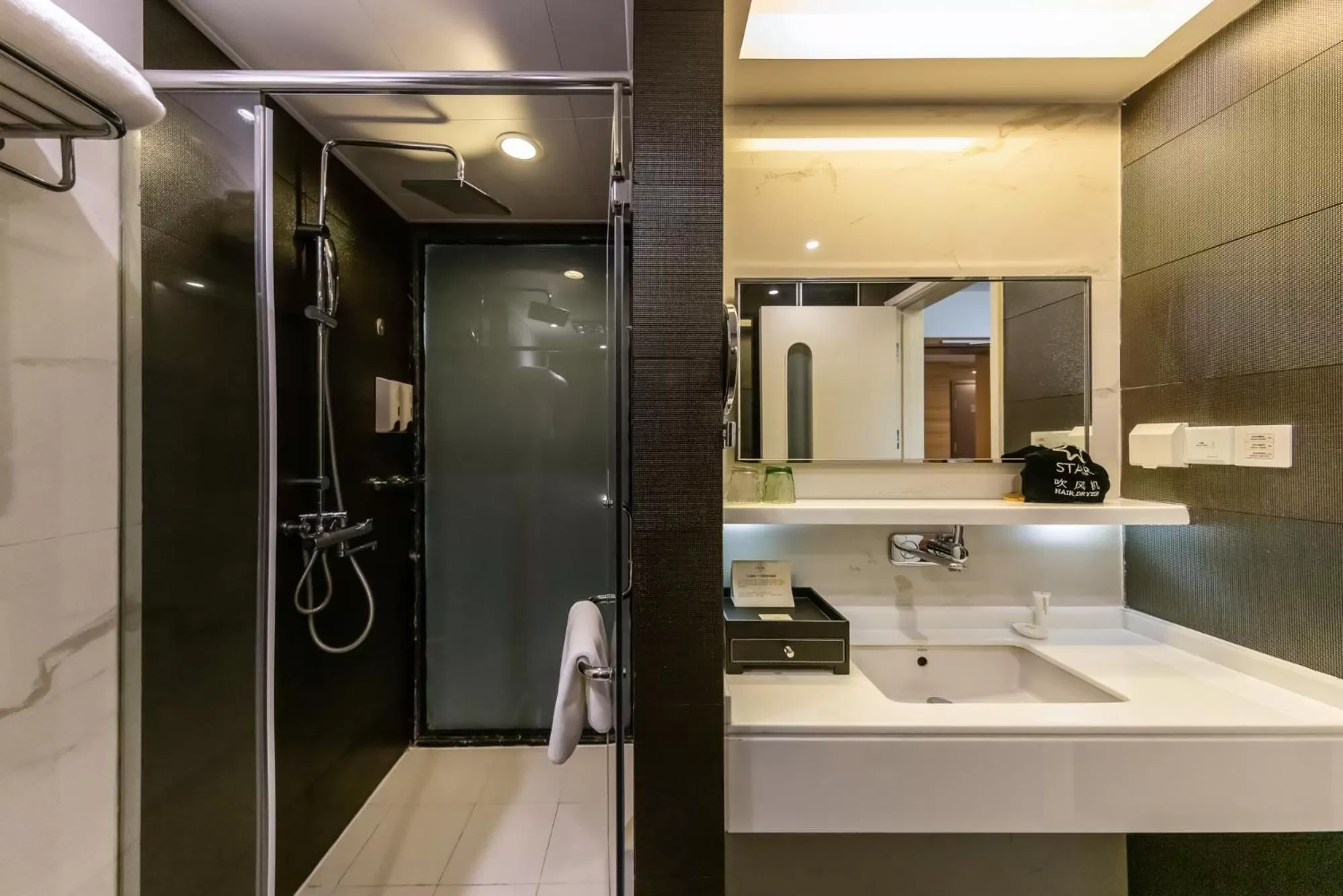 Premier Double Studio  in Starr Hotel Shanghai (Shanghai Railway Station)