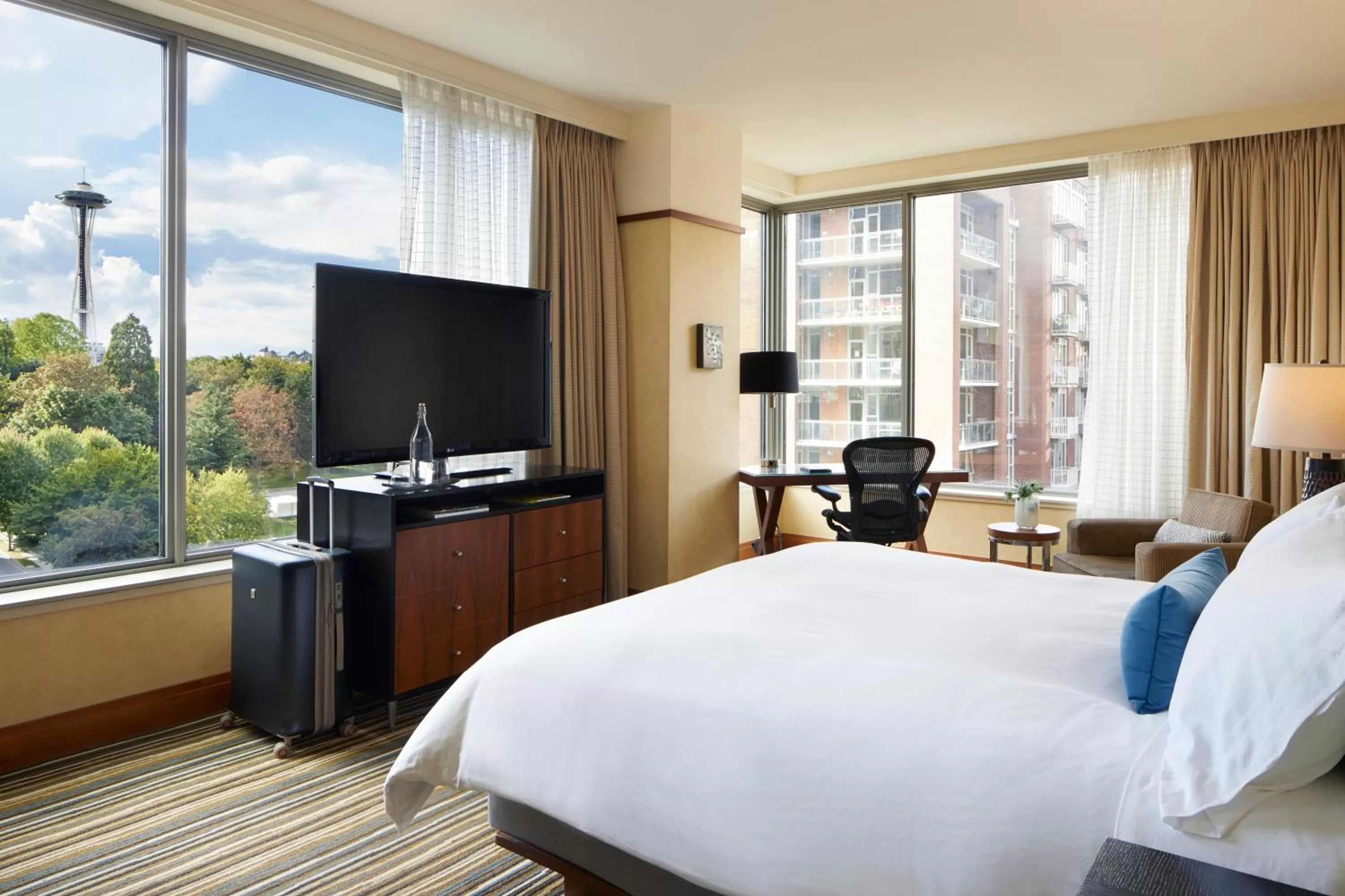 King Corner Suite with Space Needle View in Pan Pacific Seattle
