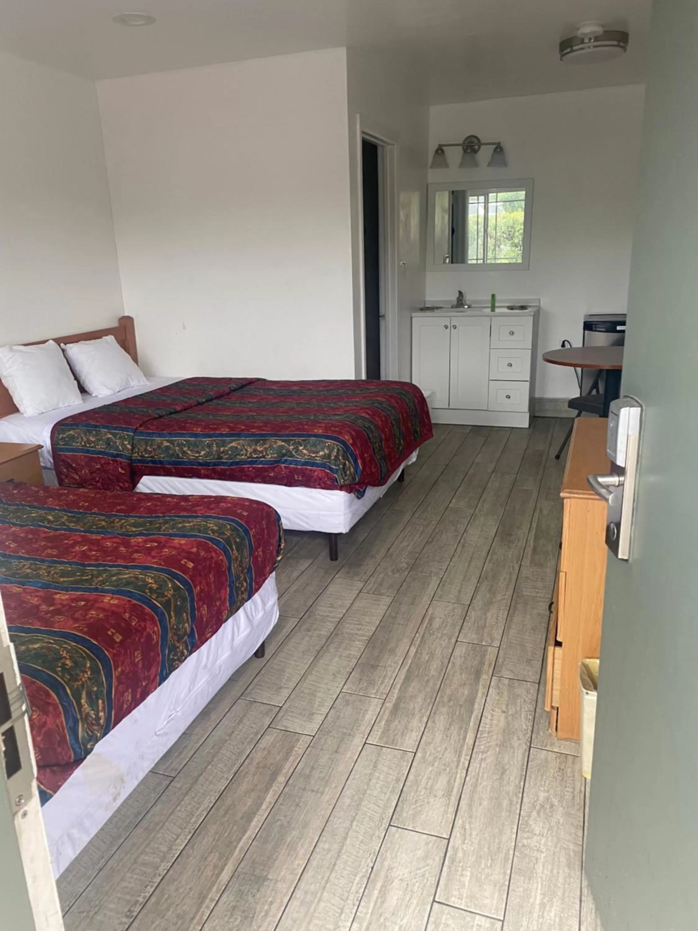 2 Queen Beds Smoking in Americas Best Value Inn Thousand Oaks