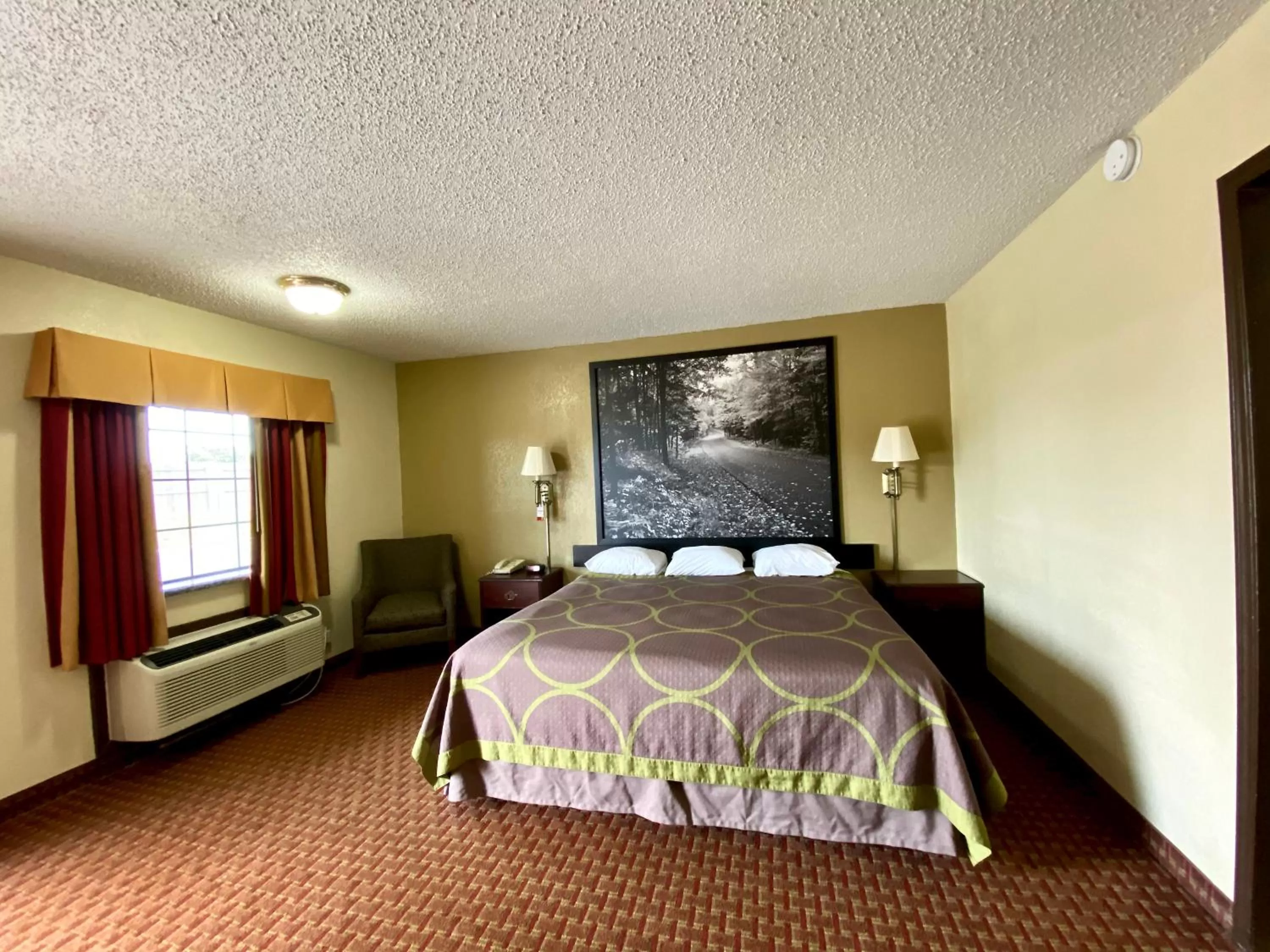 King Room - Non-Smoking in Super 8 by Wyndham Shawnee