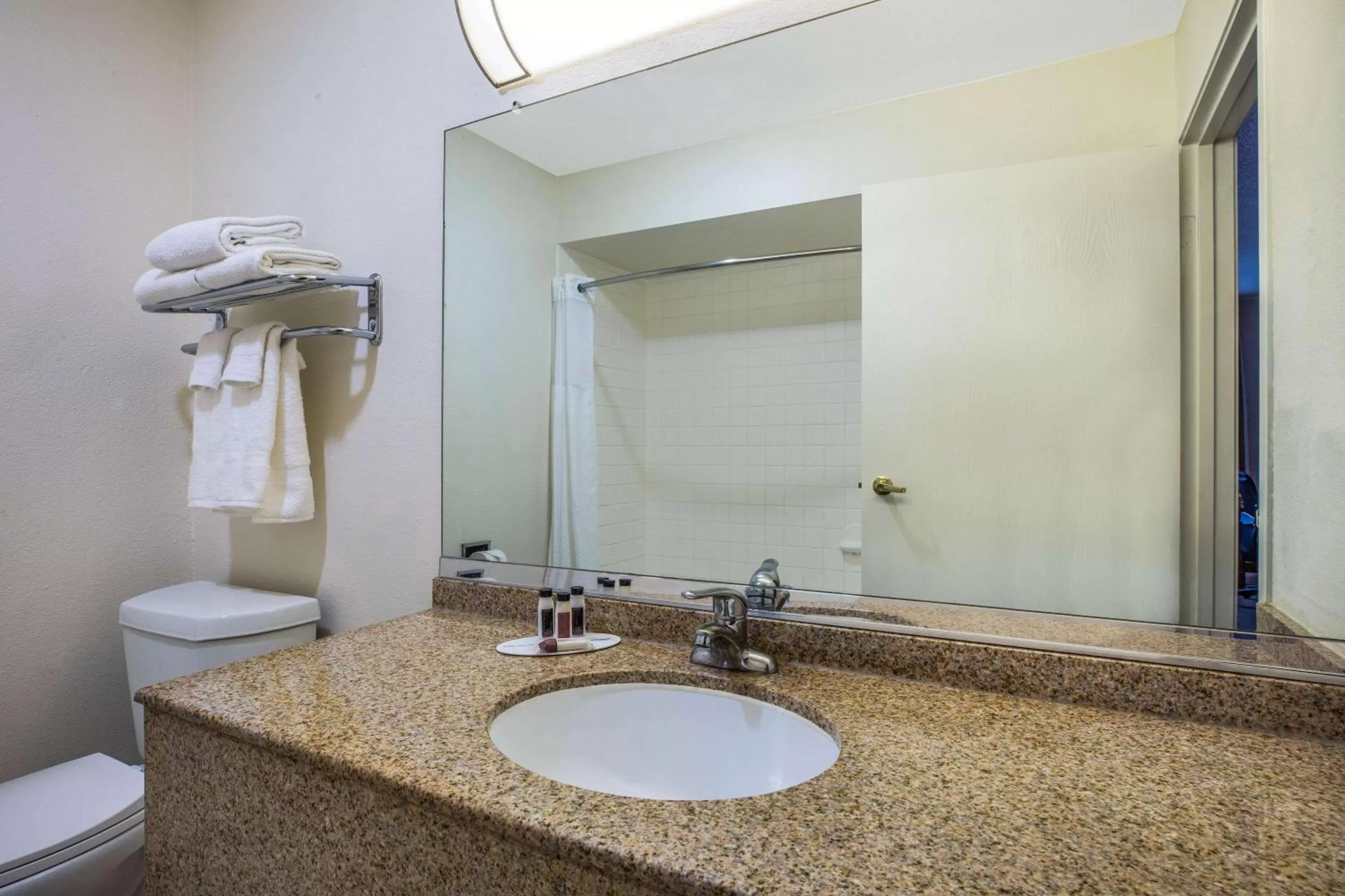 1 King Bed, Suite, Kitchenette, Non-Smoking in Baymont by Wyndham Tehachapi