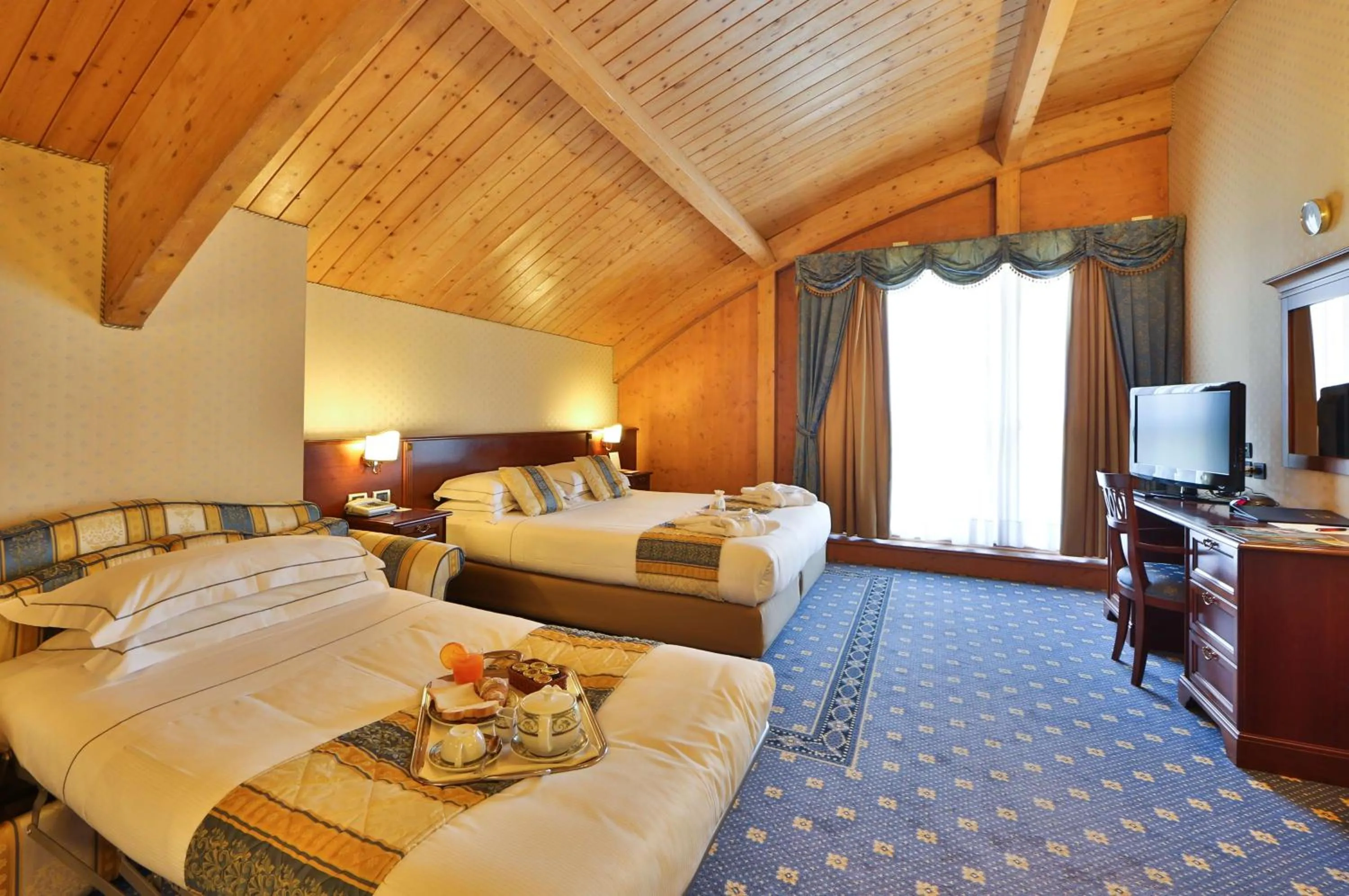 Junior King Suite with Sofa Bed in Best Western Classic Hotel