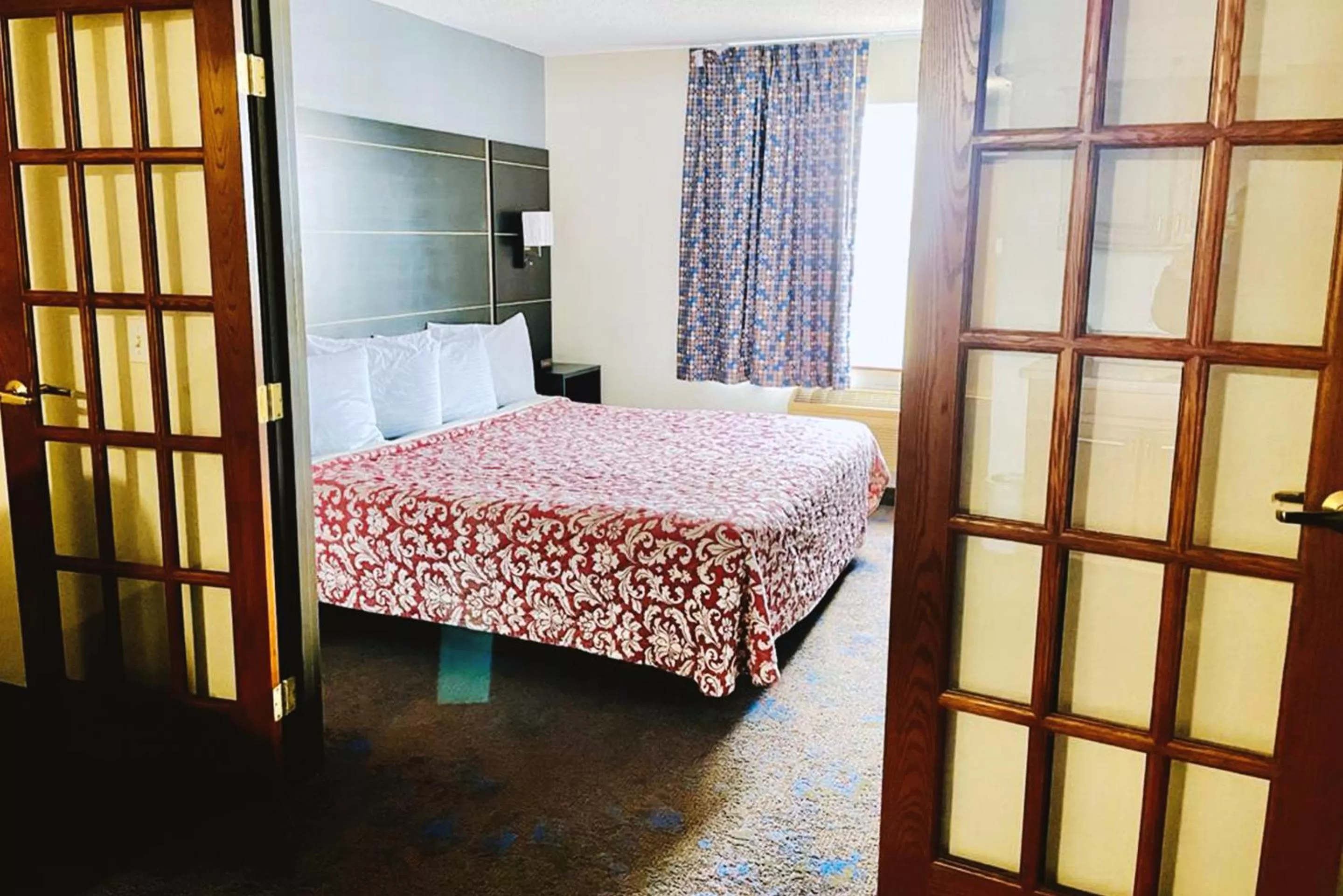 King Suite Non-Smoking in Coratel Inn & Suites by Jasper Northfield